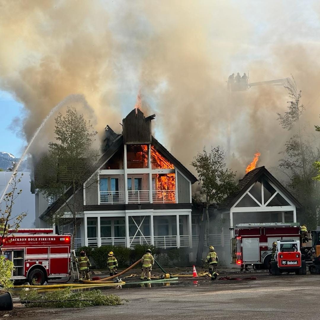 @jh_fire_ems crews responded to a structure fire at Teton Pines early this morning. One firefighter was injured falling off a structure and was subsequently taken to @stjohnshealth where they are in stable condition.
We're beyond grateful for the quick response of our teams and their dedication to protecting our community!
#jacksonhole #tetoncounty #jhfireems #jhfireemsfoundation #structurefire