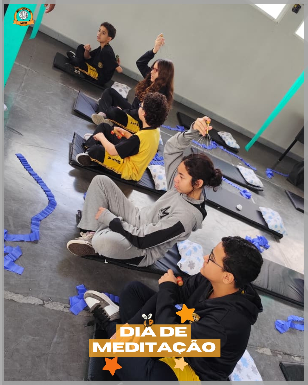 Hoje tivemos um momento muito especial aqui no Meta, nossos alunos participaram de uma meditação guiada, com exercícios de respiração, relaxamento e práticas voltadas ao bem-estar emocional.Mais do que um momento de pausa na rotina, essa é uma medida pedagógica que auxilia na redução do estresse, além de estimular a autorreflexão, a autorregulação emocional e o desenvolvimento de uma relação mais saudável com os próprios sentimentos.
Cuidar da mente também faz parte do aprendizado! 🐝🤍