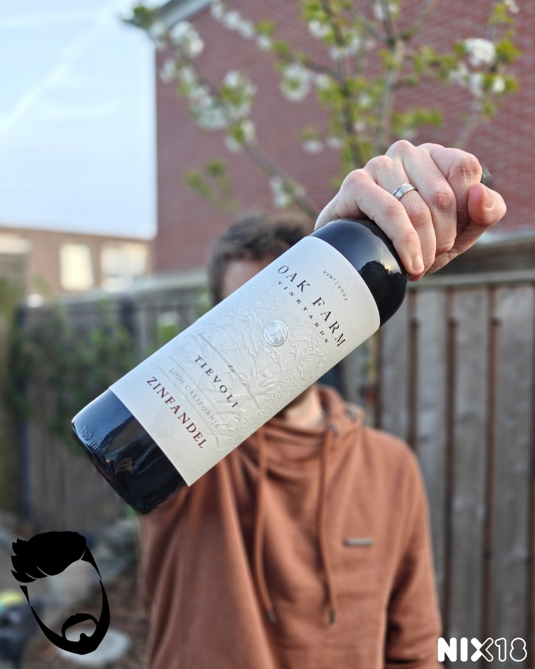 🍓Jammig Amerikaans!
Oak Farm Vineyard Tievoli Zinfandel, California, Verenigde Staten
Na het uitstapje naar Monterrey zijn we weer terug in het hart van Californië. Die lichte, elegante, rode wijntjes schuiven we aan de kant en we gaan nu voor de echte dikke Amerikaanse stijl! Want dat is deze Tievoli Zinfandel 🍷
Geen flauwe kruidenboeketten, maar een regelrechte aanval van dikke, rijpe aroma's. Denk aan zoete frambozen en bramen die net een beetje beginnen in te koken. Alsof oma net een verse pan jam op het fornuis heeft staan. En dan de smaak... dik en zacht, zoals Amerikaanse Zinfandel zou moeten zijn. Sappig fruit, rozijnen, bruine suiker, bijna een dessert in een glas🍰
Waar de een dit fantastisch zal vinden, mist de ander misschien een klein beetje de spanning, tannines of zuren. Wij vallen in dat laatste kamp, en zijn dus niet helemaal fan van deze stijl. Maar, we spugen er niet in! Dit is gewoon een in-your-face, what-you-smell-is-what-you-get wijn 🥊. Mag je van houden ;)
En wat eet je hier dan bij? Wat dacht je van een hele berg spareribs met zoete BBQ saus? 🍖Of een goede kaasplank met oude brokkelkazen? 🧀 Feest!
Onze beoordeling: 🍼🍼🍼
Wij kregen 'm van @camuswines. Richtprijs is €16,95
Als je Zinfandel zegt, zeg je Lodi. Dit is de onbetwiste 'Zinfandel Capital of the World'. De druiven groeien hier aan stokken die flink wat zonuren vangen. Dat verklaart ook meteen waarom die druiven hier zo idioot rijp worden en bomvol suikers zitten, wat je dus direct terugproeft in die volle, jammige smaak.
Wist je dat de Italiaanse Primitivo en Amerikaanse Zinfandel genetische tweelingen zijn? 🧬Jarenlang was hun herkomst een mysterie, tot DNA-onderzoek in 2001 de 'moederkloon' vond in een achtertuin in Split, Kroatië. Niet zo gek dus dat we Primitivo ook vaak als 'jammig' beschrijven, net als deze Tievoli Zinfandel!
Deze fles is ter beschikking gesteld door de wijnhandel en is geen betaalde reclame.
#zinfandel #lodiwines #californianwines #proost #wine #wineenthusiastlife #winefluencer #winelover #wineofinstagram #winestagram #instawine #dewijnvaders #wijn #vaders #prouddad #papa