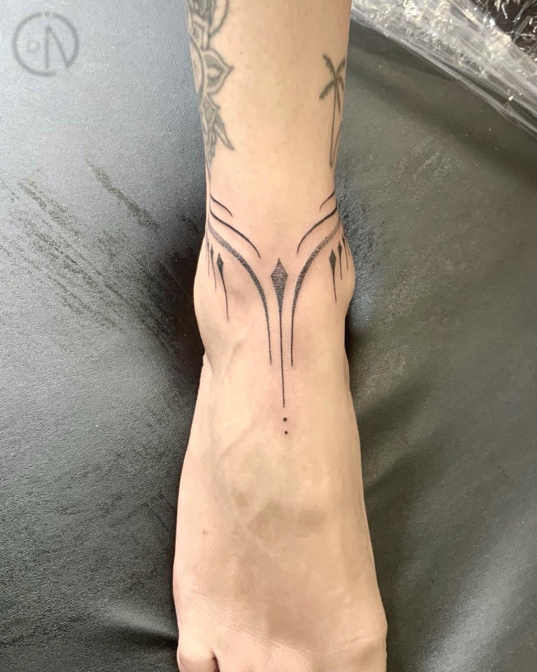 Ankle tattoo done for my lovely friend in Tauranga. Part of the first day session .
You did great! Thank you so so much @_rachelbakerrr
#whangareitattoostudio #whangareitattooartist #girlstattoo #tutukakatattooartist #finelinetattooartist #ornamentaltattoo #dotworktattoo #ankletattoo