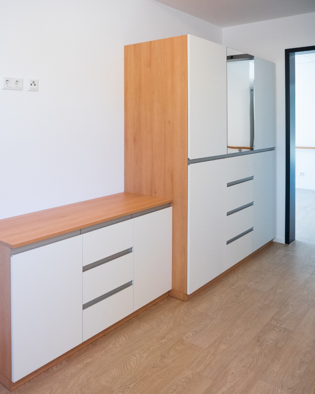 Für die @rummelsberger.diakonie durften wir das neue Wohnheim am Auhof in Hilpoltstein mit einrichten. 🪵
Für die Bewohnerzimmer fertigten und lieferten wir zahlreiche Möbelstücke, darunter Betten, Nachtkästchen, Kleiderschränke, Sideboards, Wandgarderoben und Lagerregale. Ergänzt wurde das Projekt durch @worldofoffice mit Möbeln für Gemeinschaftsbereiche, Arbeitsplätze sowie Umkleiden.
Ein schönes Projekt, bei dem funktionale Lösungen und wohnliche Atmosphäre zusammenkommen. 💚