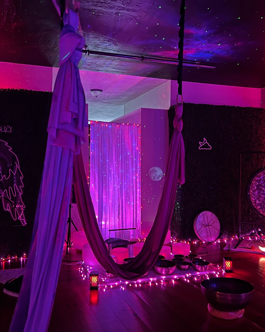 our nervous system needs this.
Sound baths help shift your body out of stress and into deep rest, where real reset happens.
✨ Give yourself that space.
🔗 Book now: Link in bio
#MysticalOasis #SoundBathExperience #SoundHealingJourney #HammockSoundBath #HealingThroughSound #NervousSystemReset #DeepRelaxation #HolisticWellness #MindBodyBalance #MeditationExperience #WellnessJourney #SarasotaWellness #SarasotaEvents #SelfCareMoments #RelaxAndRecharge
