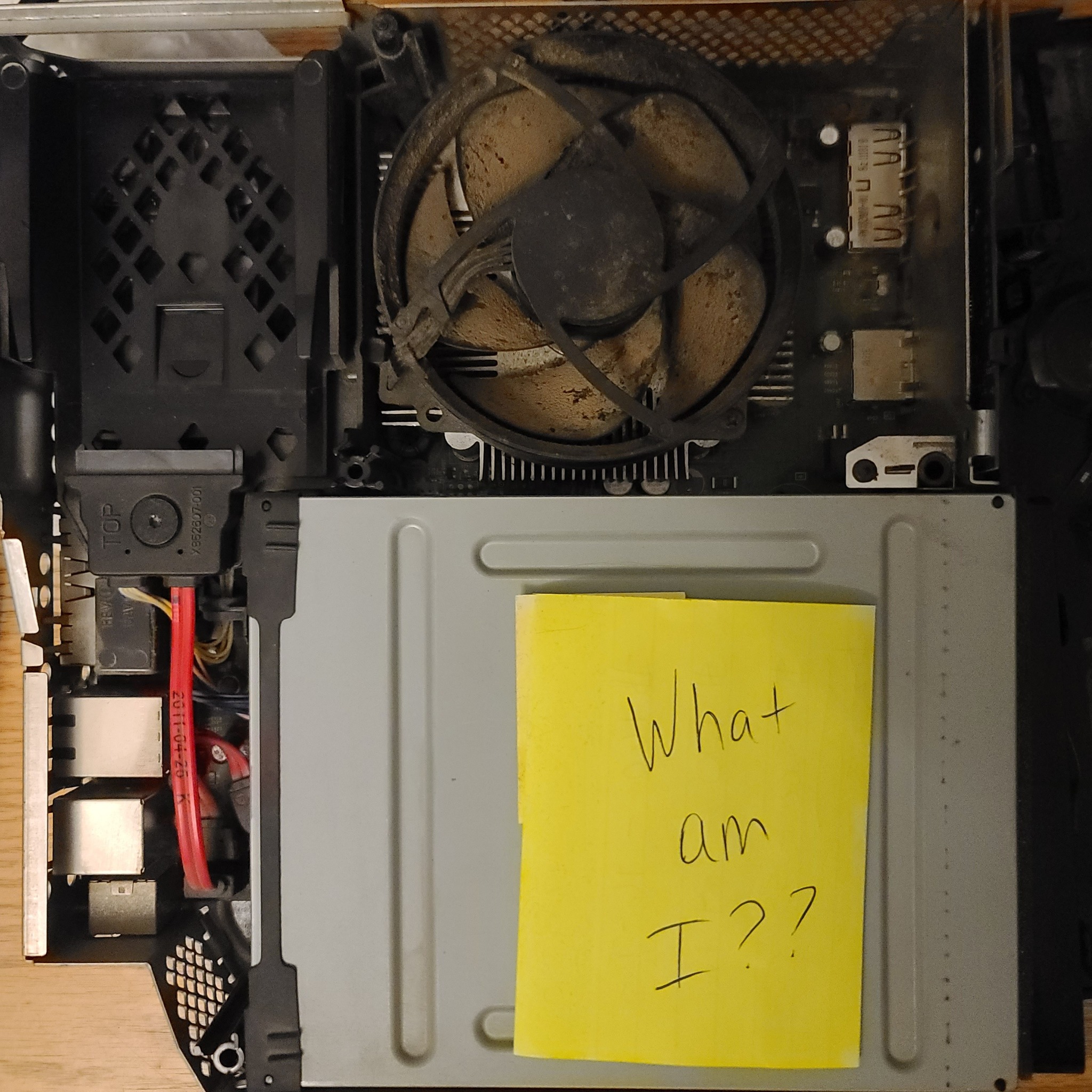 🔧 MYSTERY FIX
Got this little lady up on the operating table for a hefty cleaning plus fixing a jammed disc drive.
But what is it???
Make your guesses below!
🤔🤔🤔