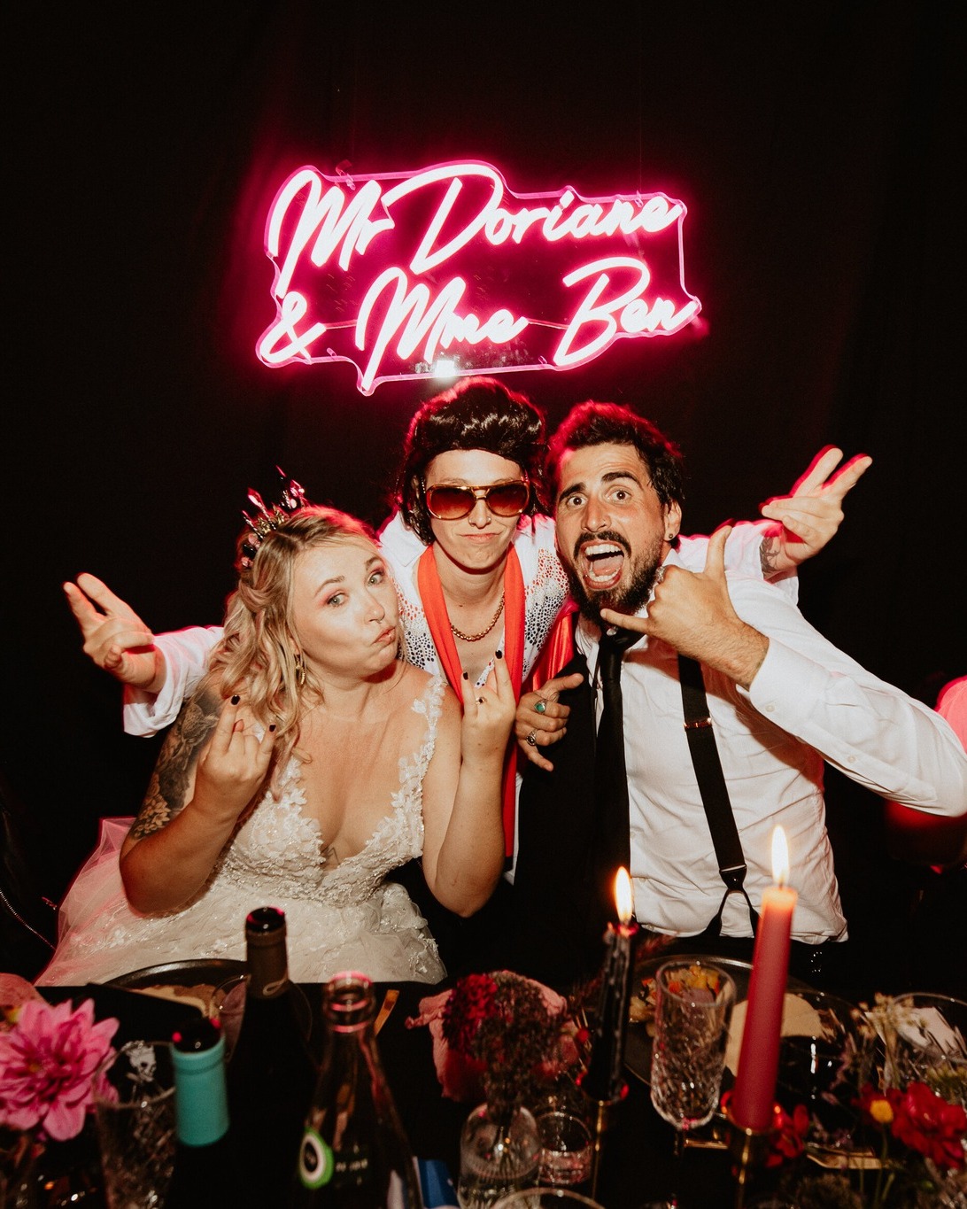 • 𝕭𝖚𝖗𝖓𝖎𝖓𝖌 𝕷𝖔𝖛𝖊 𝕰𝖗𝖆
• Les surprises de dernière minute des invités à J-1 d’un mariage, en général, j'en suis pas très fan.
• À H-1 avant le dîner : encore pire ! … sauf quand l’invité en question arrive déguisé en Elvis. Et qu’en bonne wedding planner, j’avais déjà prévu le timing de secours pour laisser les p'tits potes braver le dancefloor avant l’heure limite.
• Comme quoi, même les imprévus peuvent devenir des souvenirs cultes : )
📸 @chloedaumal
------
Je suis Mélodie, fondatrice de l'agence aimedeuxfois. Spécialisée dans l'organisation et la décoration de mariages émotionnels, j'accompagne les couples en quête de sérénité et de créativité venant de toute la France et de l'étranger ✌️
#mariage #elviswedding #weddingvibes #weddingplannerbordeaux #instamariage #wedding #inspirationmariage #WeddingVibes #crow #WeddingInspiration #colorfulwedding #weddingflowers #frenchwedding
