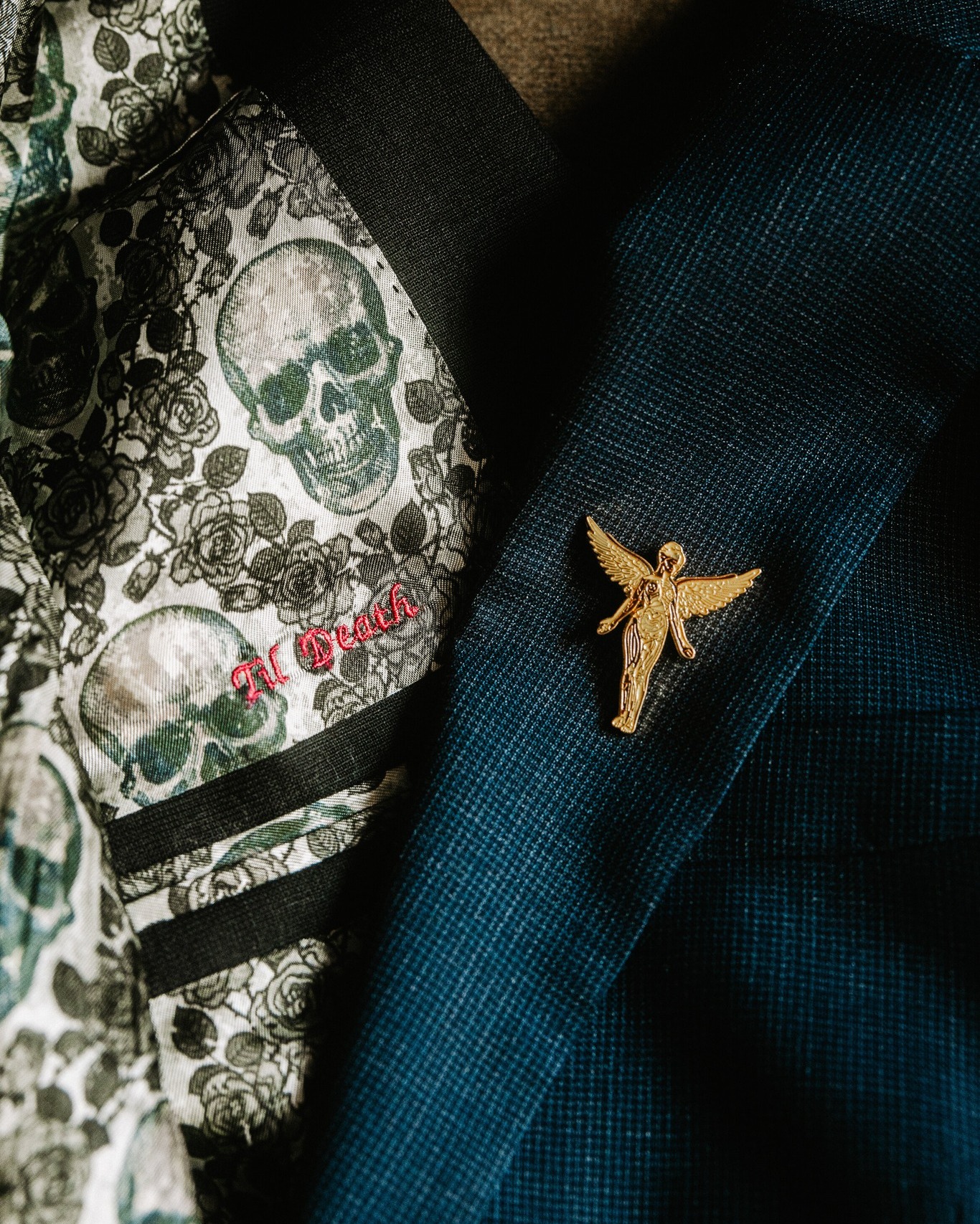 • 𝙲𝚘𝚖𝚎 𝚊𝚜 𝚢𝚘𝚞 𝚊𝚛𝚎
• Je voulais illustrer ces chouettes détails d'outfit avec quelques mots d'amour signés Nirvana, puis je me suis rappelée que ce bon Kurt ne nous avait pas vraiment laissé d'héritage romantique.
• On restera donc sur cette chanson mythique qui nous rappelle ce message, et ce depuis notre adolescence : "Viens comme tu es, sois toi-même, pas besoin de jouer un rôle". Un hymne pour toute une génération.
• Un petit clin d'oeil tout à fait à propos pour le mariage de Doriane et Benjamin, où l'amour, avait justement quelque chose de simple, sincère et profondément libre 🖤
📸 @chloedaumal
------
Je suis Mélodie, fondatrice de l'agence aimedeuxfois. Spécialisée dans l'organisation et la décoration de mariages émotionnels, j'accompagne les couples en quête de sérénité et de créativité venant de toute la France et de l'étranger ✌️
#mariage #mariagesudouest #weddingvibes #weddingplannerbordeaux #instamariage #wedding #inspirationmariage #WeddingVibes #nirvana #WeddingInspiration #colorfulwedding #weddingflowers #frenchwedding