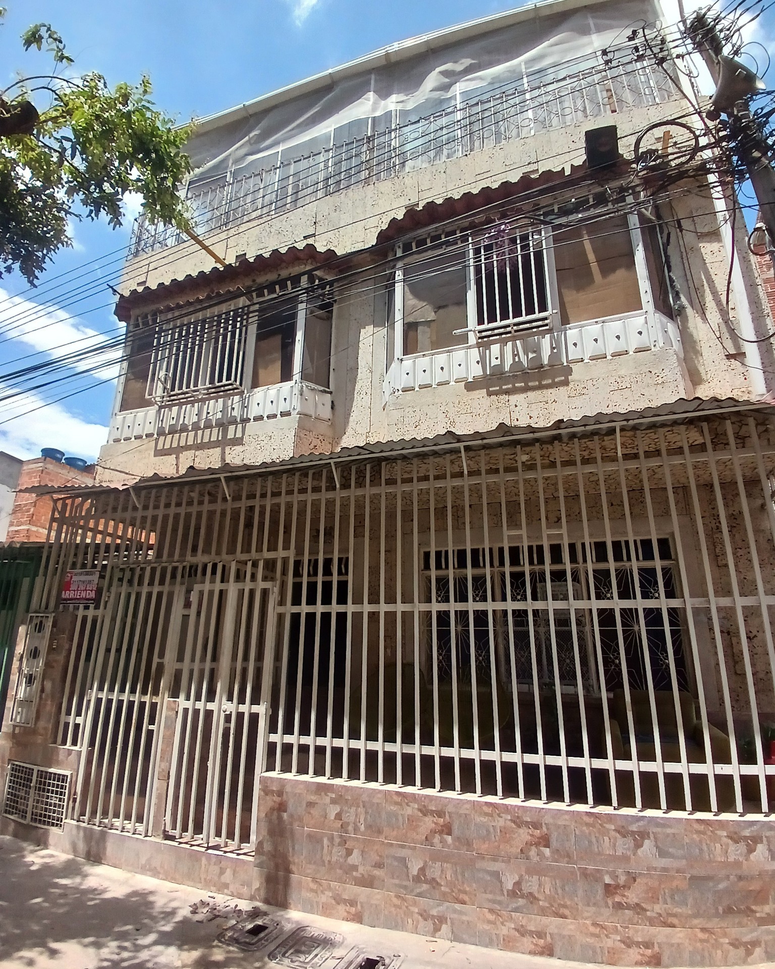 🏡 Se arrienda apartamento en 3er piso- Rio Prado, Girón
Cuenta con:
✨2 habitaciones
✨1 baño
✨Cocina con estufa
✨Zona de lavadero
✨Balcón
✨Sala
📍Ubicado en un sector comercial, cerca de colegio público, tiendas se barrio y con fácil acceso a transporte.
✅Apartamento cómodo, práctico y con excelente ubicación.
Para mayor información: VER LINK EN BIO
#inmobiliariadeconfianza #inmobiliaria #hogar #arriendo #hogardulcehogar