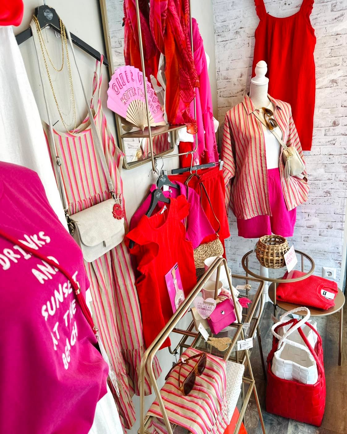 Durch die ROSA-ROTE Brille…🩷❤️
Unsere Öffnungszeiten:
Montag-Freitag 9 - 18 Uhr
Samstag 9 - 17 Uhr
@cubes_baden
—
Hier findet ihr uns:
CUBE‘S M2 Rathausgasse 8, 2500 Baden
CUBE‘S M³ Rathausgasse 12, 2500 Baden