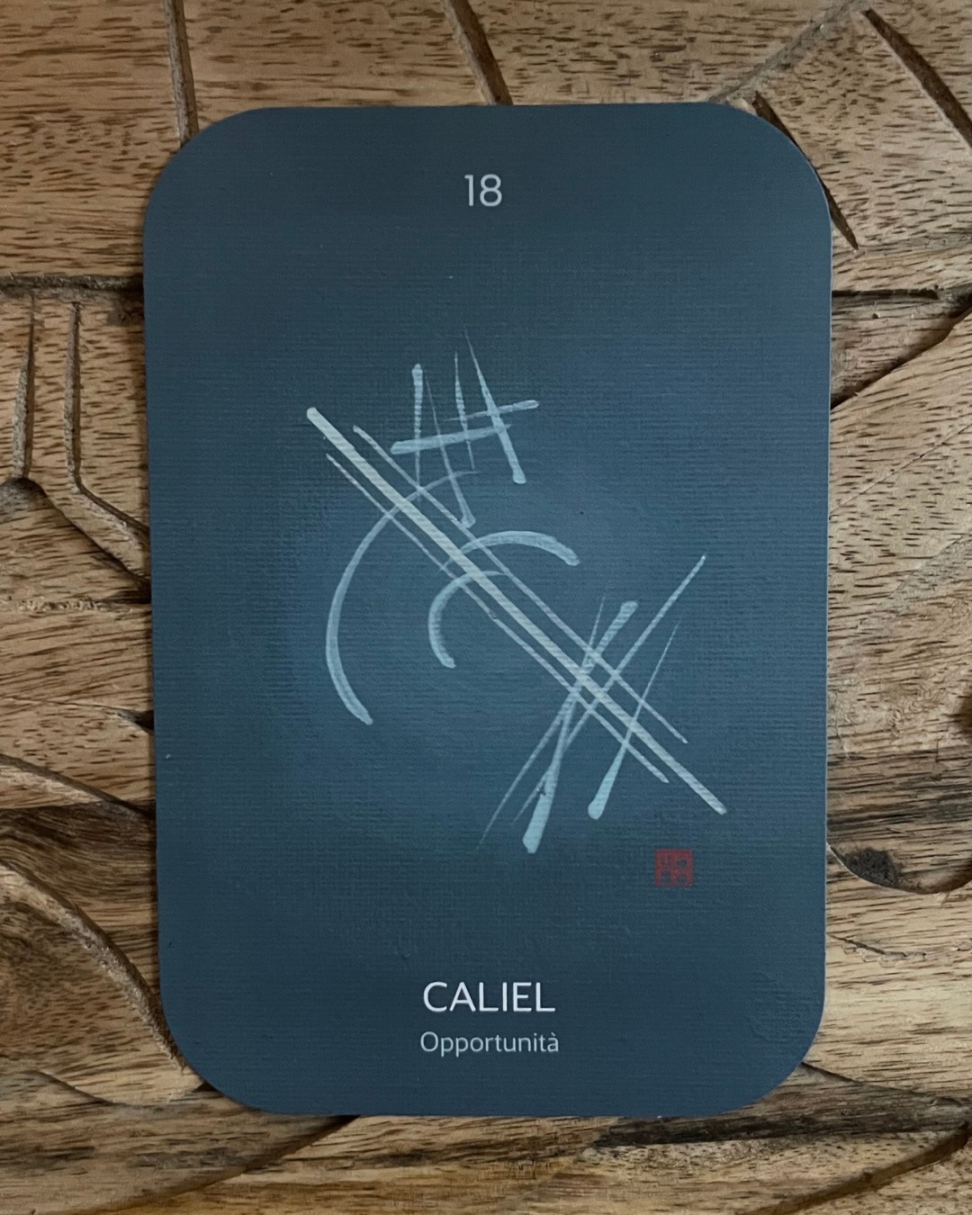 ✨ Angelo 18 — Caliel
Parola chiave: Opportunità
Caliel porta con sé la qualità dell'opportunità, un invito a riconoscere che anche ciò che appare confuso o stonato contiene in sé una possibilità di comprensione, e che è spesso proprio nelle fratture che prende forma una nuova armonia più profonda e vera.
Entrare nel campo di questo angelo significa aprirsi all'ascolto delle tensioni invece di volerle sistemare, lasciando che trovino voce e che il tempo e la coscienza rivelino il senso che si nasconde dentro ogni passaggio difficile.
È un invito a coltivare giustizia e clemenza verso se stessi e gli altri, sapendo che il conflitto accolto con presenza può diventare la frequenza stessa della guarigione.
In quale tensione della tua vita puoi scegliere oggi di sostare con ascolto, lasciando che riveli la sua opportunità nascosta?
✨ Dati tradizionali
Coro angelico: Troni
Giorni di reggenza: 16 – 21 giugno
Giorni ulteriori: 4 settembre, 16 novembre, 26 gennaio, 7 aprile
Fascia oraria: 05:40 – 06:00
Gradi zodiacali: 25° – 30° dei Gemelli
Elemento: Aria
Qualità riconosciute: giustizia, clemenza, onestà, riflessione
✨ I 72 Custodi di Luce
Ogni cinque giorni di reggenza condividiamo con voi l'Angelo che attraversa il tempo che stiamo vivendo. Secondo la tradizione dei 72 nomi angelici, ogni ciclo porta con sé una qualità della luce diversa, una frequenza che vogliamo invitarti a riconoscere e scegliere di incarnare nella tua Vita.
Le Carte dei 72 Custodi di Luce nascono dall'intuizione e dalla mano di Filippo Manassero, che ha dipinto e illustrato ogni immagine. I messaggi che accompagnano ciascun Angelo, e che troverai nella loro forma completa nel libro custodito dentro le carte, sono stati composti da Filippo insieme a Stefania Zani, in un incontro tra gesto pittorico, connessione e parola. Ciò che leggi qui è una sintesi, un primo respiro di ciò che ogni Angelo porta con sé.
Se desideri lavorare con queste energie nella tua pratica personale, puoi trovare le carte sul sito STEFANIAZANI.IT nella sezione CARTE.