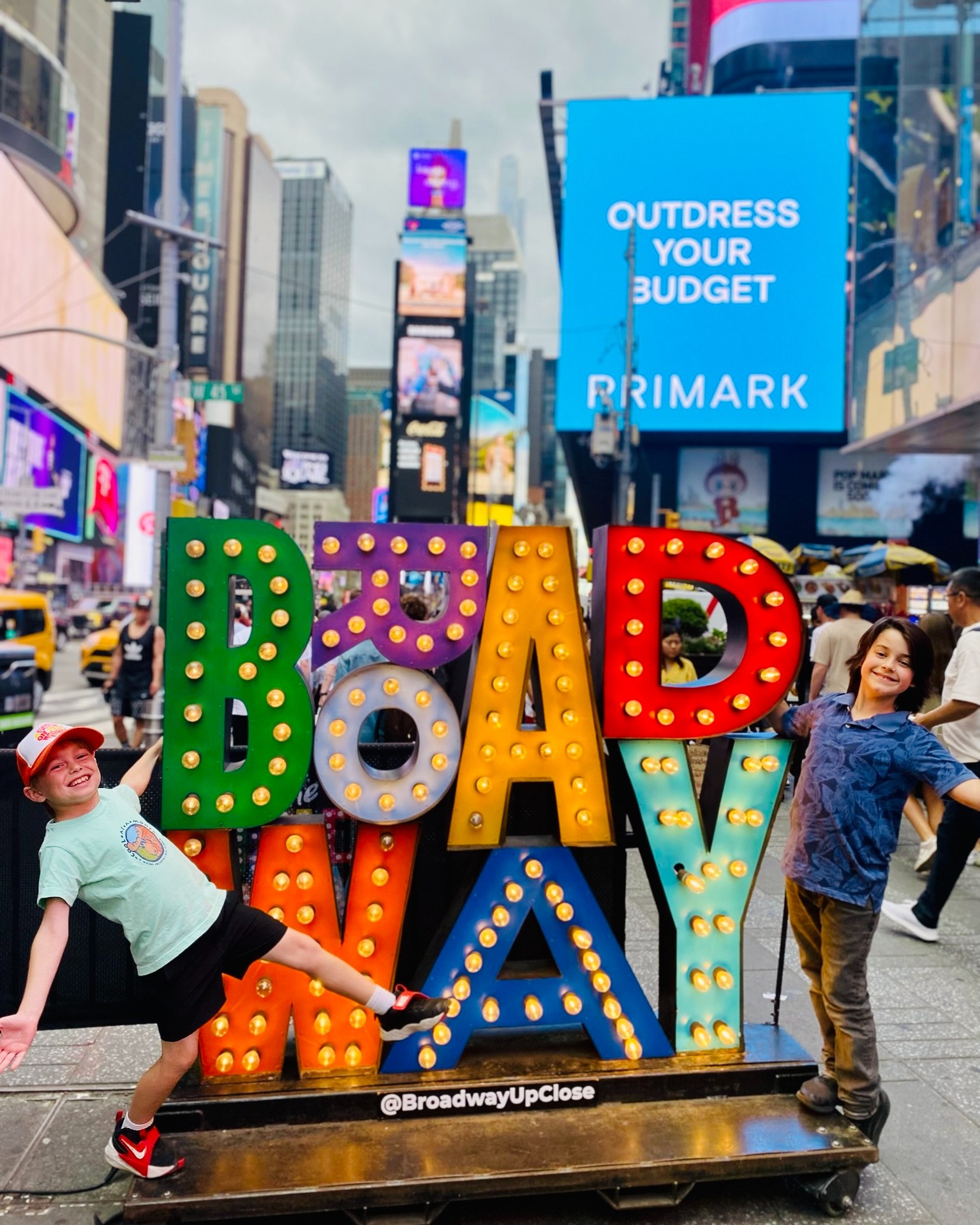 You can feel the theatre kid joy leaping out of this #FridayFave photo! It was awesome to meet Reid Gardner Clarke (@reid.g.clarke) and Leo Caravano (@leocaravano), who are both playing Danny in the upcoming NYC debut of the new musical A Walk on the Moon. These boys will be spending their summer at the Laura Pels Theatre, and we're so glad they got to sign our Broadway Book!