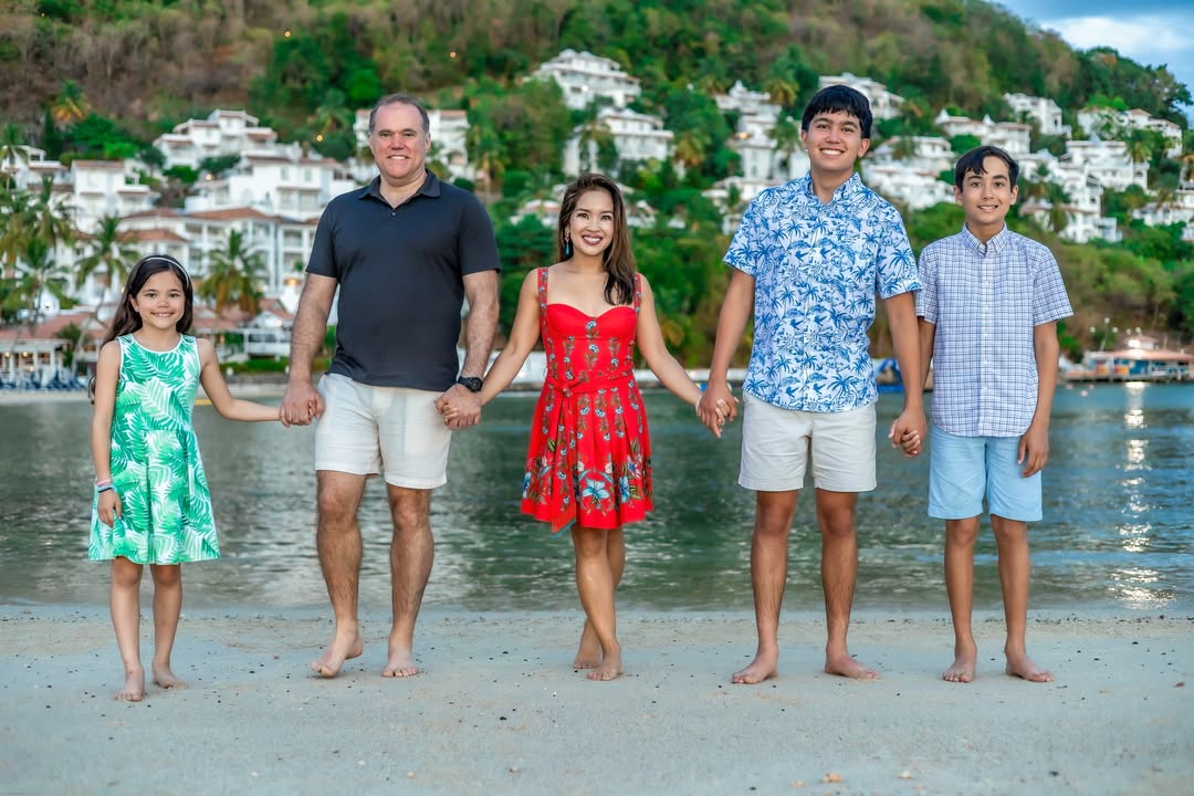 Together is our favorite place to be 🌴🤍
Capturing the smiles, connections, and moments that make family so special.
📩 Send us a message and click the link in our bio to book your shoot.
#FamilyPhotoshoot #VacationPhotography #FamilyLove #TravelMemories #BeachLife