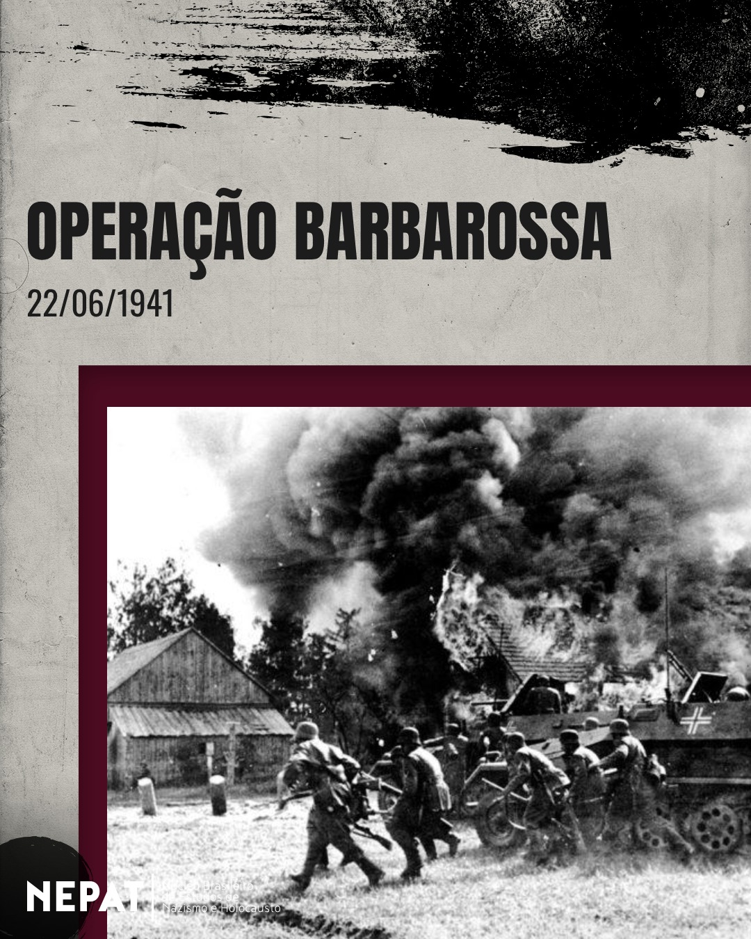 📅 Nas primeiras horas de 22 de junho de 1941, o regime nazista deflagrou a Operação Barbarossa, a massiva invasão da União Soviética que alterou irrevogavelmente o curso da Segunda Guerra Mundial. Mobilizando cerca de 3 milhões de soldados alemães, além de tropas aliadas, esta foi uma das maiores operações militares da história moderna, estendendo o conflito para uma frente oriental de proporções astronômicas.
A invasão marcou o rompimento definitivo do Pacto Molotov-Ribbentrop, o tratado de não agressão firmado entre Hitler e Stalin em 1939. Para os nazistas, a trégua fora meramente estratégica. O "Leste" ocupava o centro da ideologia de Hitler: era o desejado "espaço vital" (Lebensraum) destinado à colonização ariana, mas que estava ocupado por aqueles que o regime considerava "sub-humanos" e seus maiores inimigos — os judeus e os comunistas, fundidos no mito da ameaça "judaico-bolchevista".
Diferente das campanhas na Europa Ocidental, a guerra no Leste foi concebida como uma guerra de aniquilação. À medida que a Wehrmacht avançava, unidades paramilitares conhecidas como Einsatzgruppen seguiam na retaguarda com a função de eliminar "ameaças raciais e políticas". Como aponta o historiador Jürgen Matthäus, o assassinato dos judeus soviéticos representou um salto em direção ao Holocausto, marcando o início do assassinato em massa sistemático e a transição para uma lógica genocida em escala continental.
Embora o sucesso inicial tenha garantido o controle de regiões ricas em recursos, como a Ucrânia, os planos de uma vitória rápida falharam. A resistência russa e a chegada de um inverno rigoroso, para o qual os alemães não se prepararam, converteram a operação em uma exaustiva guerra de desgaste. Barbarossa foi o passo decisivo para a "Solução Final" e o início do fim para o Terceiro Reich.
📚 Referências bibliográficas:
“O Terceiro Reich em Guerra”, de Richard J. Evans.
“The Origins of the Final Solution”, de Christopher Browning.
“Operation Barbarossa and the Onset of the Holocaust”, de Jürgen Matthäus.
🎙 Desnazificando #65: Operação Barbarossa (Série: A construção do Holocausto)