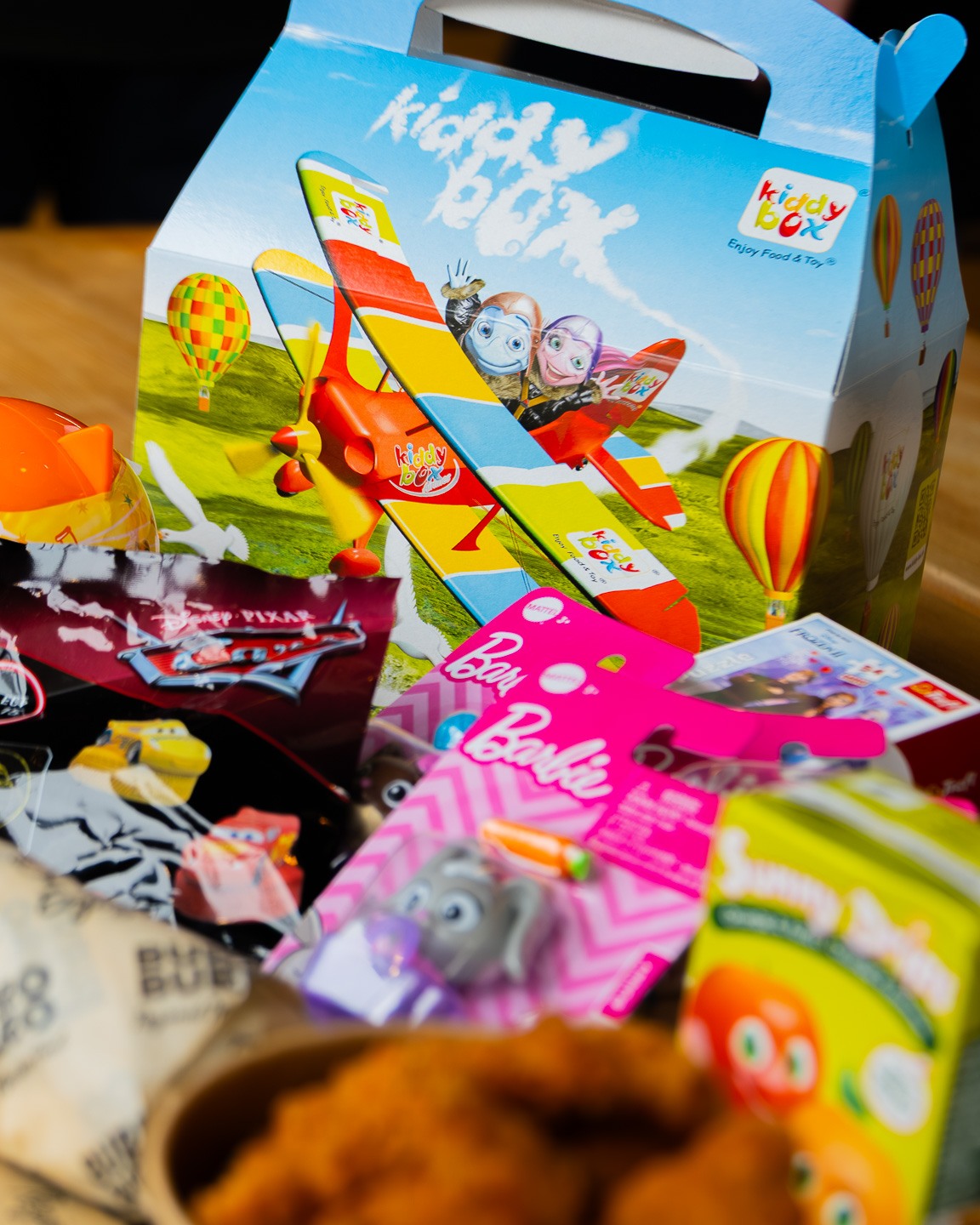 In jeder Kiddy Box wartet eine neue Überraschung auf dich! 🤩🎁
Wähle deinen Favoriten: Kids Burro, knusprige Fritten oder Wedges oder unsere leckeren Fried Chicken Nuggets! 🍟🍗
Dazu gibt’s Apfelsaft und ein cooles Spielzeug – perfekt für unsere kleinen Gäste! 🎉
#burroburro #kiddybox #kidsfood #familytime #essenmitspaß