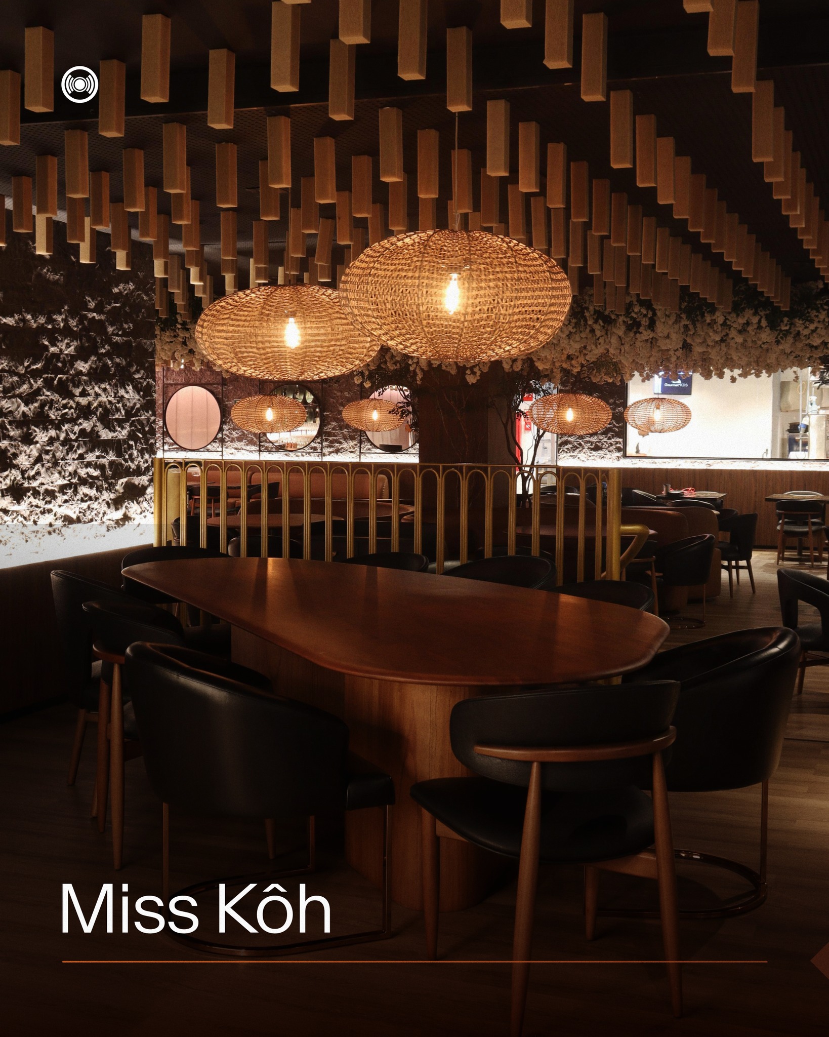 O Miss Kôh não é um restaurante comum. Por trás do menu assinado pelo chef Tsuyoshi Murakami, há uma proposta imersiva que combina Japão, Tailândia e Coreia em um único ambiente.
Com música acima do padrão convencional e conversas que precisam fluir, o nível de complexidade do ambiente exigiu um projeto acústico à altura. Cada material foi escolhido para equilibrar experiência sonora e conforto, sem abrir mão da atmosfera.
No fim, é garantir que as pessoas consigam aproveitar, conversar e permanecer no ambiente sem desconforto.
Projeto Acústico: @deborabarretto e @arq.pkaren
Arquitetura: @sidneyquintela
Obra de acústica: @construkeruv
Materiais:@knaufbr @trisoftoficial @ambiacustica