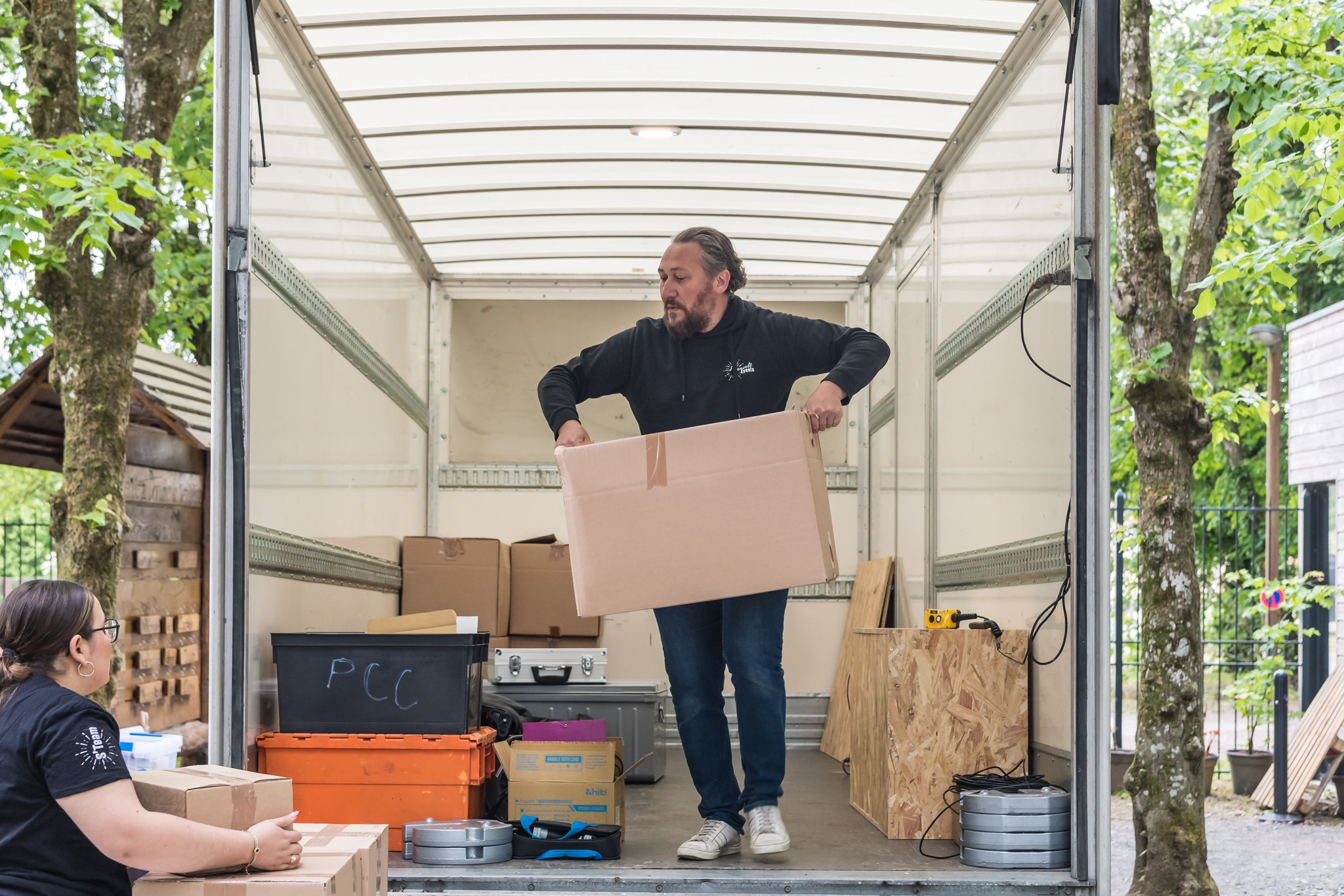 Hier, un client m'a dit :
"Finalement, organiser un événement, c'est juste réserver une salle et quelques prestataires."
Je lui ai répondu en souriant :
"Vu comme ça, oui..."
Parce qu'en réalité, lorsqu'un événement dure 4 heures, il y a souvent plusieurs semaines de préparation derrière.
Des appels téléphoniques.
Des rendez-vous.
Des visites techniques.
Des plans d'implantation.
Des devis à comparer.
Des horaires à coordonner.
Des solutions à trouver lorsque tout ne se passe pas exactement comme prévu.
Et puis arrive le jour J.
Quand les premiers invités franchissent la porte, tout semble naturel.
La sonorisation fonctionne.
Les lumières sont en place.
Les équipes savent quoi faire.
Les prestataires arrivent au bon moment.
Les animations s'enchaînent.
Et c'est précisément le but.
Dans notre métier, lorsque personne ne remarque le travail réalisé, c'est souvent que nous avons bien fait notre travail.
Après plus de 25 ans dans l'événementiel, je peux vous assurer d'une chose :
Un événement réussi se joue rarement le jour J.
Il se joue dans toutes les heures de préparation qui précèdent.
Et c'est justement ce que j'ai envie de vous faire découvrir ici.
Bienvenue dans les coulisses de l'événementiel.
Romuald
Fondateur de S'Consult Events
Les coulisses de l'événementiel - Épisode 1
Et vous, selon vous, combien de temps faut-il préparer pour organiser un événement de 200 personnes ?
#ardennes #event #sconsultevents #événement #planner
