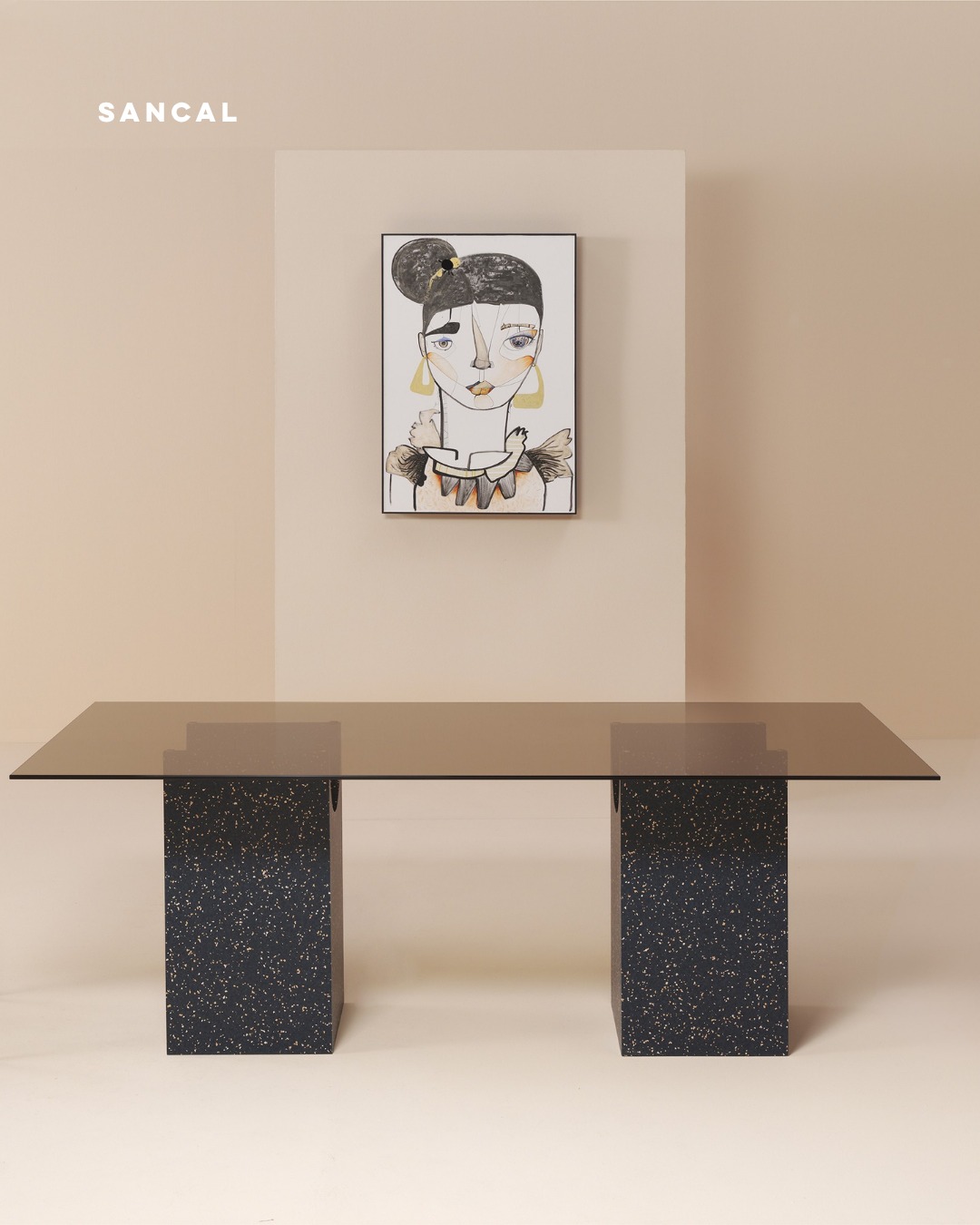 Em vidro temperado bronze e base escultórica, a mesa Vestige é um vestígio do tempo transformado em mobiliário. 𝗣𝗮𝗿𝘁𝗲 𝗱𝗮 𝗠𝘂𝘀𝗲𝗼 𝗖𝗼𝗹𝗹𝗲𝗰𝘁𝗶𝗼𝗻 𝗱𝗮 𝗦𝗮𝗻𝗰𝗮𝗹.
Criada pela Note Design Studio para a Sancal, a peça evoca as figuras arquitetónicas das antigas civilizações, erodidas pelo tempo: uma base escultórica nascida de um bloco retangular ao qual se subtraiu uma secção cilíndrica, deixando à vista as linhas finas onde o tampo de vidro pousa com delicadeza.
O seu segredo está no contraste de materiais: um tampo de vidro temperado de 10 mm, em tom bronze translúcido, sobre uma base que pode ser de freixo tingido, lacada num acabamento extra-mate ou revestida a iQ Surface da Tarkett — um material de enorme resistência, normalmente usado em pavimentos, aqui no padrão Marino, um azul matizado profundo desenhado pela própria Note. Estrutura e estética numa só peça, disponível em versão redonda (Ø 120 cm) ou retangular (210 × 100 cm).
Design by: @notedesignstudio para a @sancal
Quer saber mais?
Envie-nos mensagem privada ou visite design-minder.com
𝗘𝗡𝗚
In tempered bronze glass and a sculptural base, the Vestige table is a trace of time turned into furniture.In tempered bronze glass and a sculptural base, the Vestige table is a trace of time turned into furniture. 𝗣𝗮𝗿𝘁 𝗼𝗳 𝗦𝗮𝗻𝗰𝗮𝗹'𝘀 𝗠𝘂𝘀𝗲𝗼 𝗖𝗼𝗹𝗹𝗲𝗰𝘁𝗶𝗼𝗻.
Created by Note Design Studio for Sancal, the piece evokes the architectural figures of ancient civilizations, eroded by time: a sculptural base born from a rectangular block from which a cylindrical section has been subtracted, exposing the fine lines on which the glass top rests delicately.
Its secret lies in the contrast of materials: a 10 mm tempered glass top in translucent bronze, over a base available in stained ash, in an extra-matt lacquer, or clad in Tarkett's iQ Surface — an extremely hard-wearing material normally used on floors, here in the Marino pattern, a deep mottled blue designed by Note itself. Structure and aesthetics in a single piece, available in a round (Ø 120 cm) or rectangular (210 × 100 cm) version.
Would you like more information?
Send us a private message or visit design-minder.com