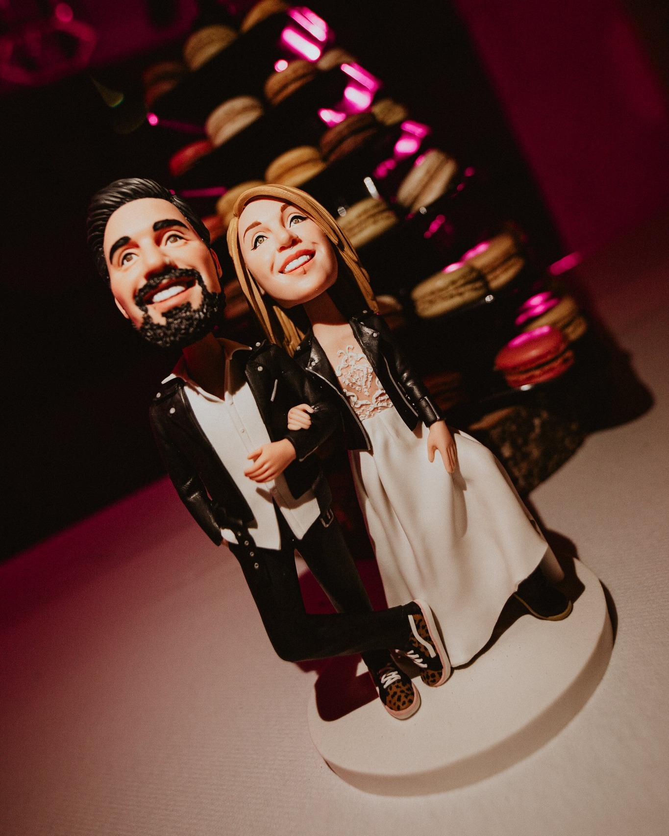 • 𝙻𝚘𝚟𝚎 𝚒𝚜 𝚒𝚗 𝚝𝚑𝚎 𝚑𝚎𝚊𝚍
• Doriane et Benjamin ont choisi des bobbleheads personnalisées pour décorer leur gâteau de mariage — et franchement, je dois reconnaître que l’idée était aussi inattendue que géniale.
• Une version miniature d’eux-mêmes, avec les petits détails, les tenues, les expressions… un vrai petit délire à leur image : )
• Perso, j’aurai toujours un faible pour les figurines vintage un peu kitsch de l’époque de nos parents qui finissaient religieusement emballées dans du papier alu après le dessert.
• Mais finalement, c’est ça que j’aime dans les mariages : voir les traditions évoluer, tout en gardant ce petit supplément d’âme et de nostalgie 🖤
📸 @chloedaumal
------
Je suis Mélodie, fondatrice de l'agence aimedeuxfois. Spécialisée dans l'organisation et la décoration de mariages émotionnels, j'accompagne les couples en quête de sérénité et de créativité venant de toute la France et de l'étranger ✌️
#mariage #weddingcake #weddingvibes #bobbleheads #instamariage #wedding #inspirationmariage #WeddingVibes #WeddingInspiration #colorfulwedding #weddingflowers #frenchwedding #rocknrollbride #rocknrollwedding
