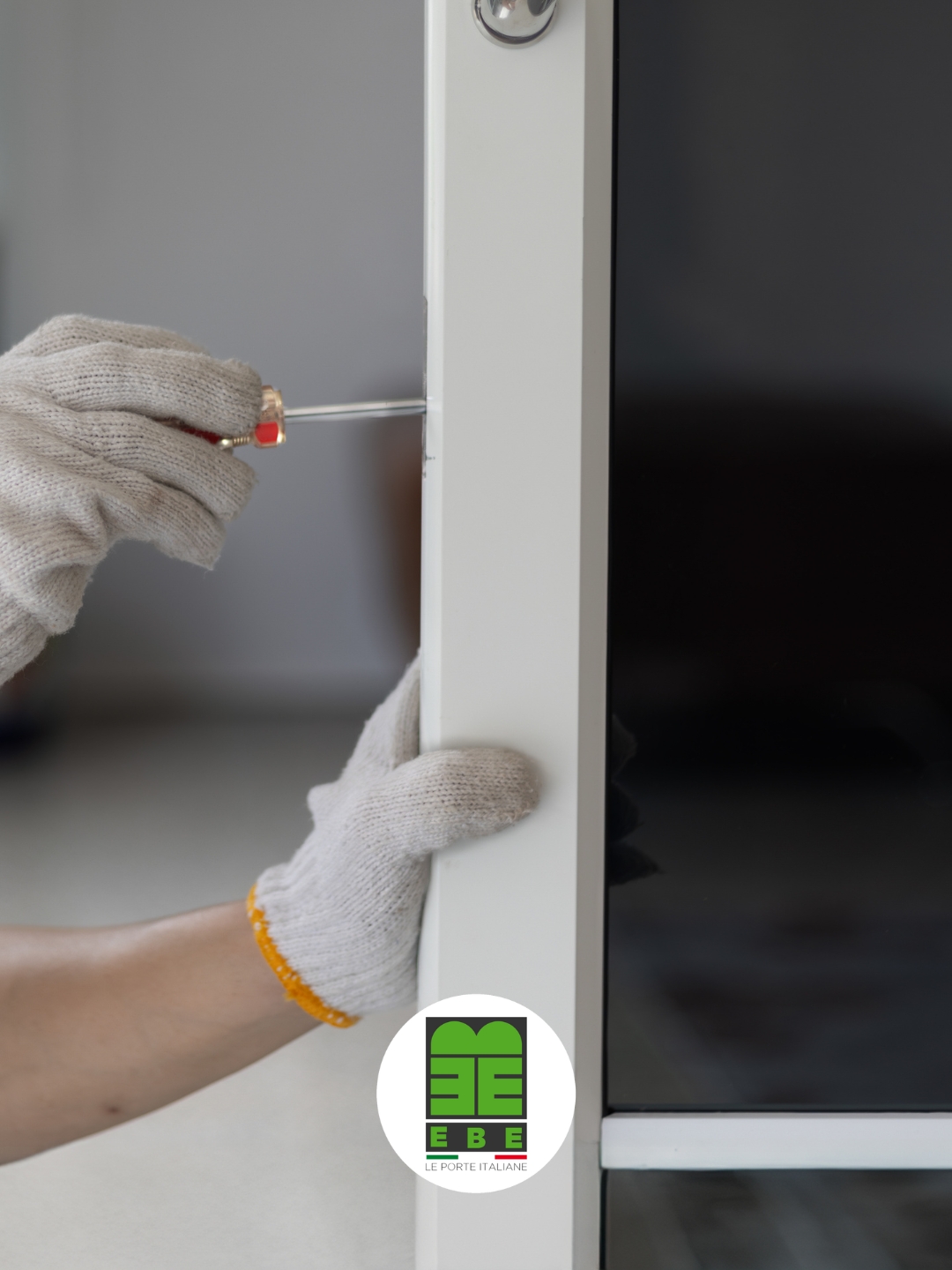 Vuoi cambiare le porte ma temi il caos e la sporcizia in casa? 🛠️🧹
Spesso si rimanda questo passo perché si ha il terrore di ritrovarsi con stanze sottosopra, polvere ovunque e ore passate a pulire.
Da EBE Porte lavoriamo in modo diverso.
Per noi, un montaggio a regola d'arte va di pari passo con il massimo rispetto per i tuoi spazi.
Ecco come garantiamo la tua tranquillità:
✨ Attenzione millimetrica: lavoriamo con la massima cura per non rovinare pareti o pavimenti.
⚡Organizzazione e precisione: riduciamo al minimo i disagi per farti vivere il cambiamento senza stress.
🧹 Pulizia finale impeccabile: entriamo, installiamo le tue nuove porte e lasciamo tutto pulito e in ordine.
Rinnovare la tua casa deve essere solo un piacere, dall'inizio alla fine! 🚪✨
📍 Vuoi toccare con mano la qualità delle nostre soluzioni? Ti aspettiamo nel nostro showroom a Cercenasco!
#EbePorte #MontaggioPorte #PorteInterne #PosaQualificata #CuraDeiDettagli