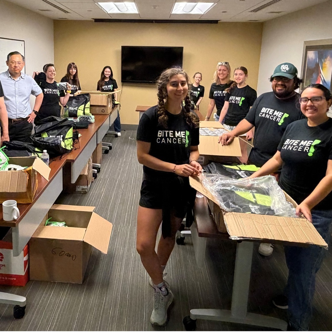 WOW… what an incredible volunteer crew we had last weekend! 💚
Together, we stuffed 350 more Teen Support Bags and shipped 250 of them to hospitals across the country! It was an amazing day filled with laughter, teamwork, and so much heart — all to help teens facing cancer feel supported and cared for.
Thank you to every volunteer, donor, and supporter who helps keep this program going. You are making a real difference in the lives of teens who need it most.💚