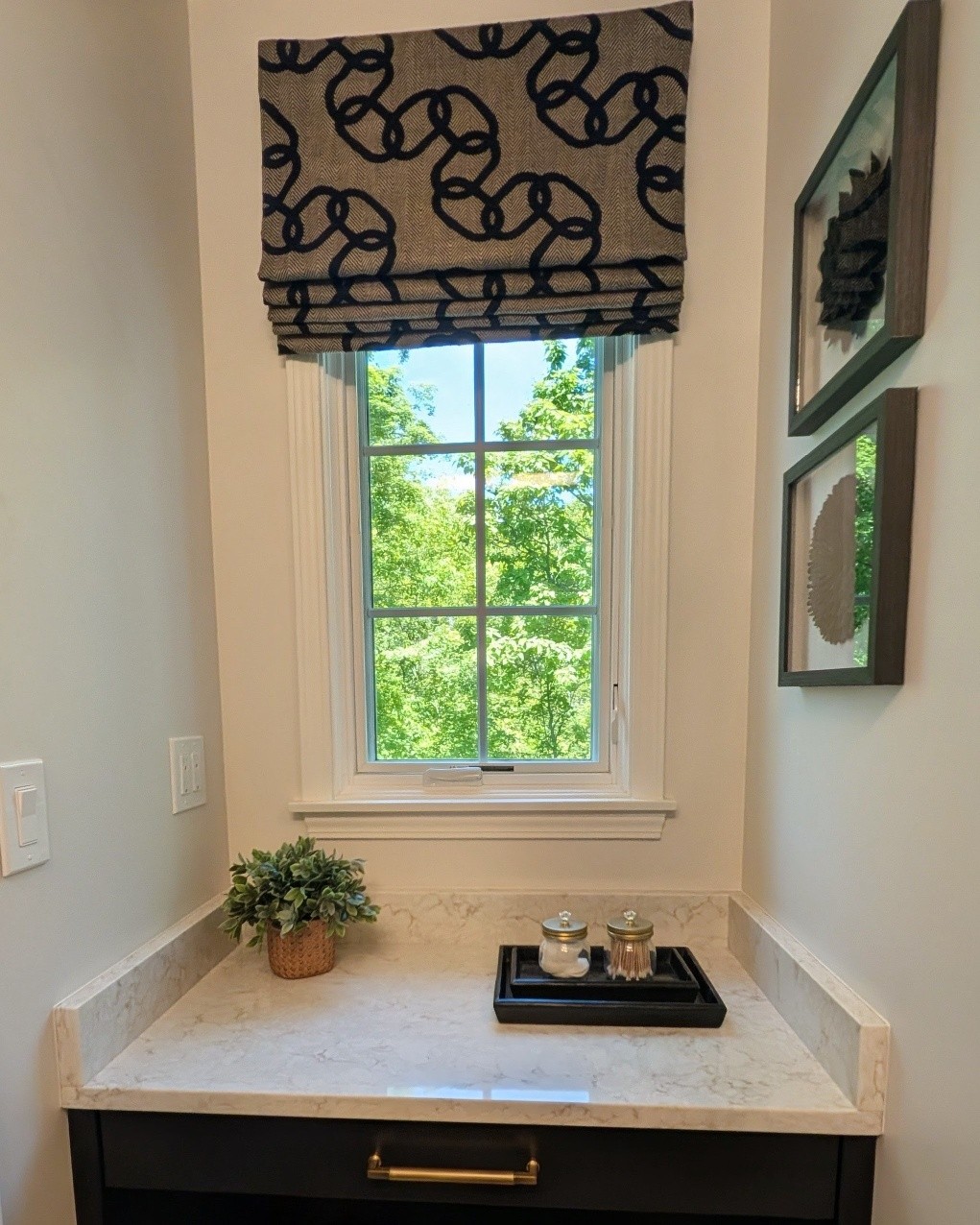 Custom window treatments are SO worth the wait (and the $$).
Love how this cute bathroom roman shade turned out!
#customhomes #clevelandhomes #interiordesigner #romanshade #bathroomdesign #transitionaldesign #cleinteriordesigner #designdetails