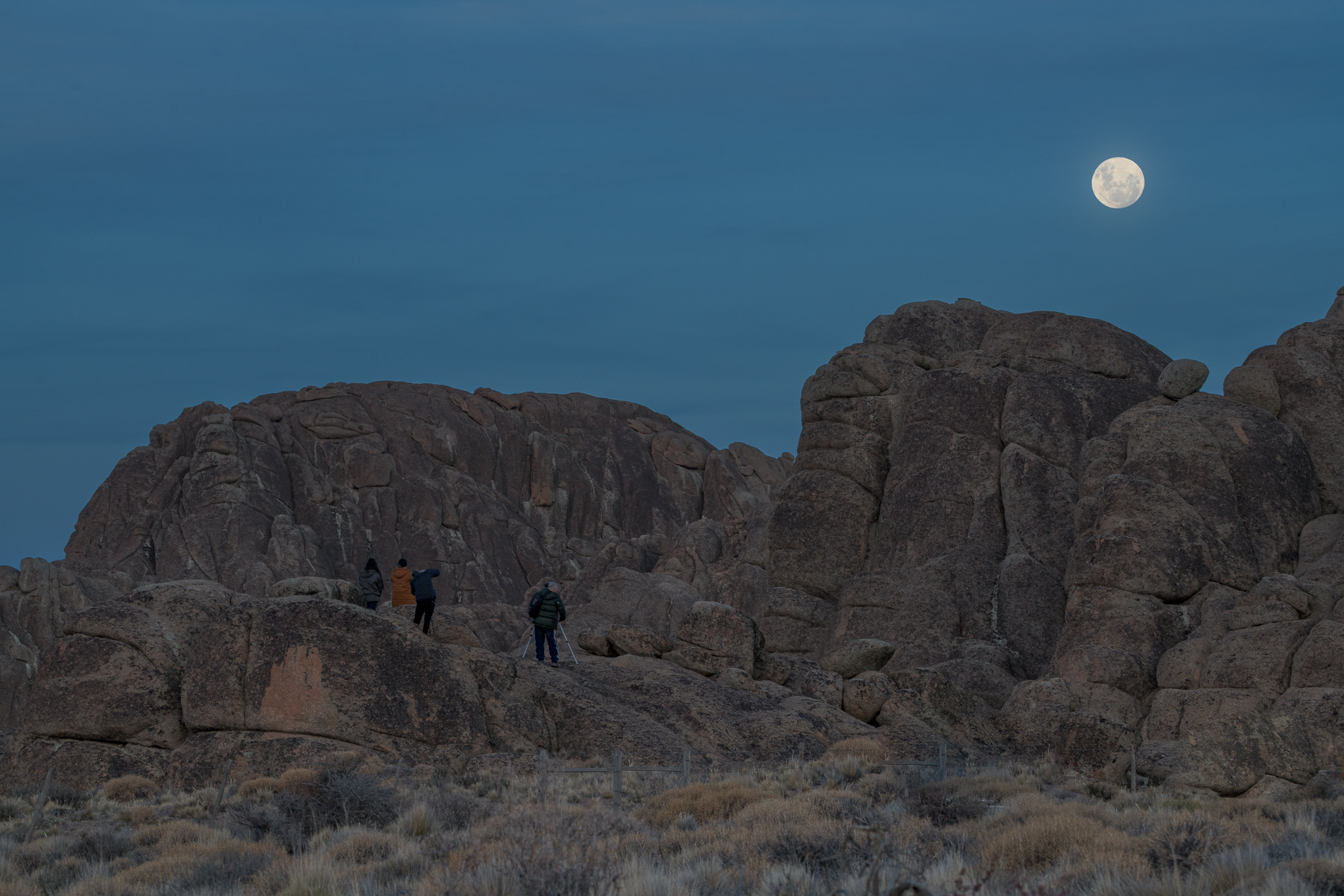 En la salida final del Curso Intermedio trabajamos fotografía nocturna en paisaje, usando la luz de la luna como protagonista y como herramienta.
Vimos en práctica:
Hiperfocal.
Profundidad de campo.
Exposición en baja luz.
Uso correcto del trípode.
Planificación de locación y horario.
Composición en paisaje nocturno.
Pintar con luz.
Control técnico antes, durante y después de la toma.
Porque una buena foto nocturna no aparece por casualidad.
Se construye.
El Curso Intermedio está pensado para quienes ya manejan la cámara en manual y quieren empezar a fotografiar con más intención, más técnica y más criterio.
Fotos: @ferdo.aguirre
#FotografiaBariloche #FotografiaNocturna #FerdoAcademia #Bariloche #PatagoniaArgentina
