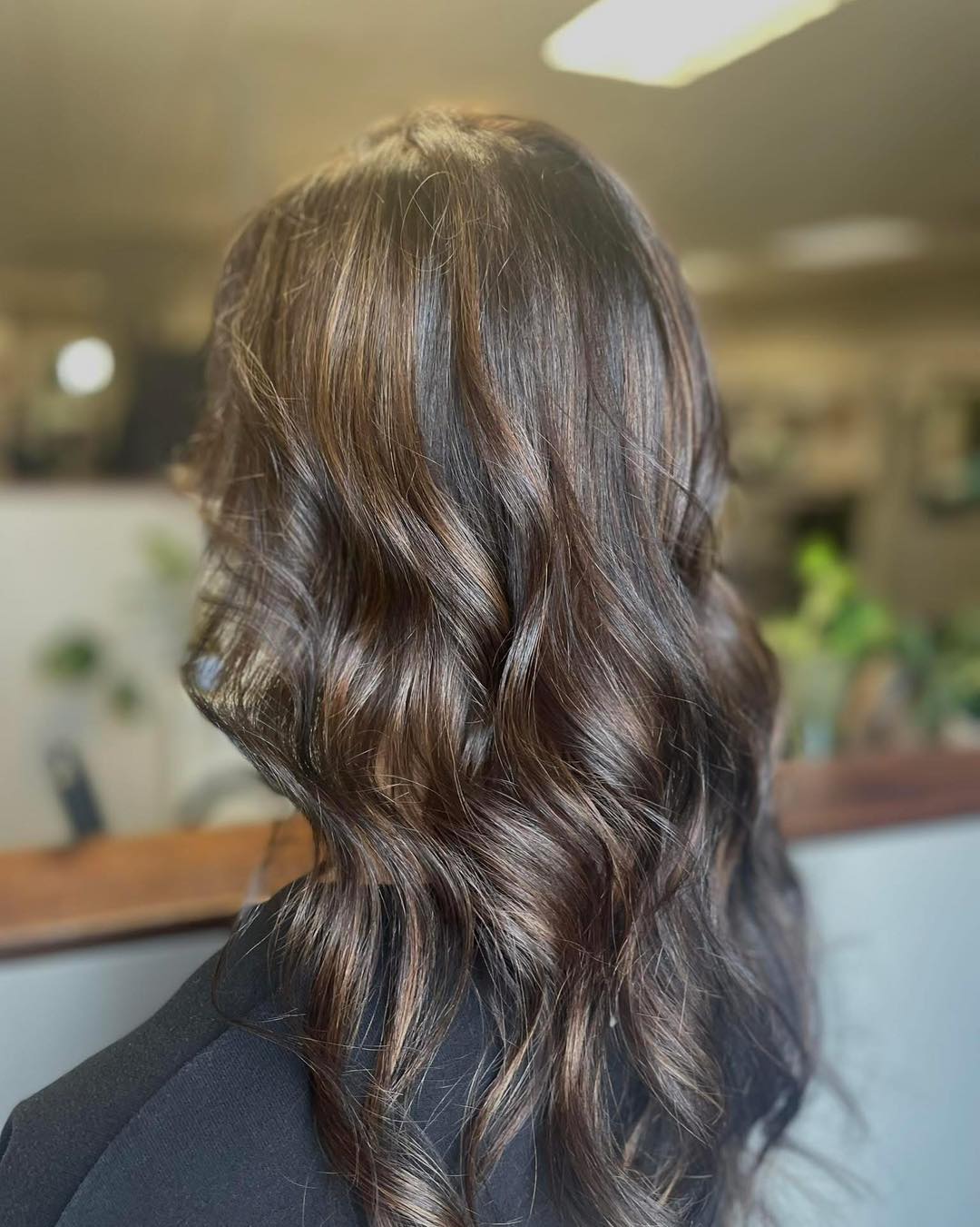 Let’s talk about breaking up black hair color…
It’s a process. Are we going blonde in one day? Absolutely not. Can we enjoy the ride? Totally.
Corrective color is all about patience, keeping the hair healthy, and celebrating each step along the way.
Beautiful corrective lift by Ash. ✨
