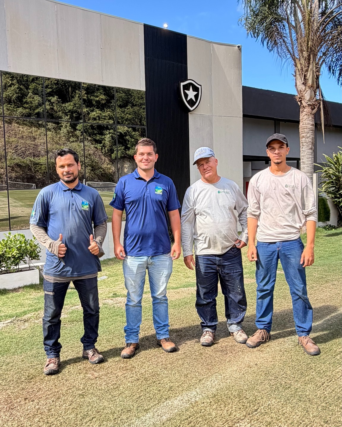 Nos últimos dias, nossa equipe tem conduzido o processo de semeadura de inverno no CT do Botafogo.
Um manejo fundamental para manter a densidade, a qualidade visual e os altos padrões de jogabilidade dos campos durante os meses mais frios do ano.
E em breve vamos mostrar todos os bastidores desse trabalho por aqui, com detalhes das técnicas e processos utilizados no dia a dia.
Fique ligada, torcida do Fogão!