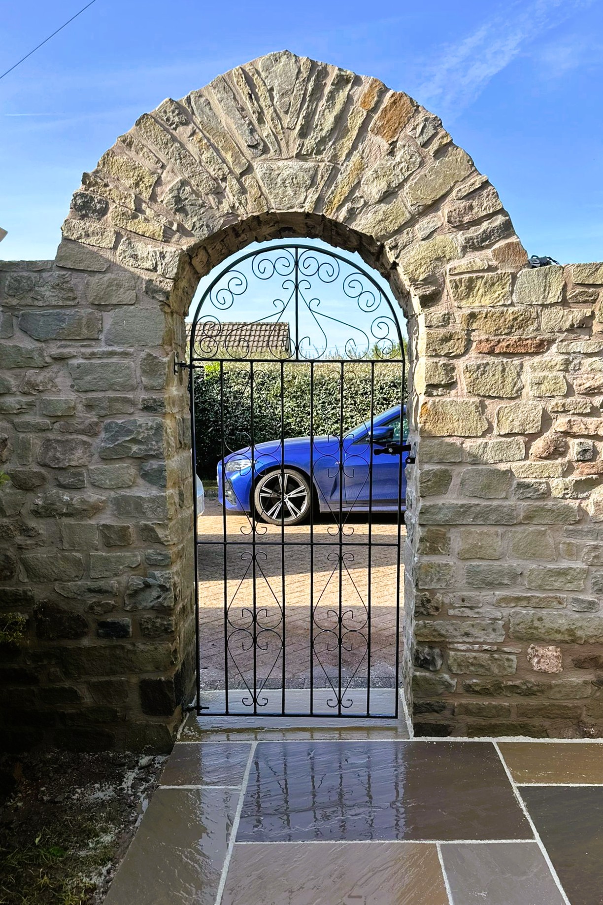 Attention seeking post! Sorry for the radio silence lately... it's been all hands on deck with all the new stock coming in and deliveries going out. And the computer did not like the heat at all....
Anyway, heres a picture for attention!. A super stone arch made by Janos Heder Landscaping from our green and red sandstone. 🙌