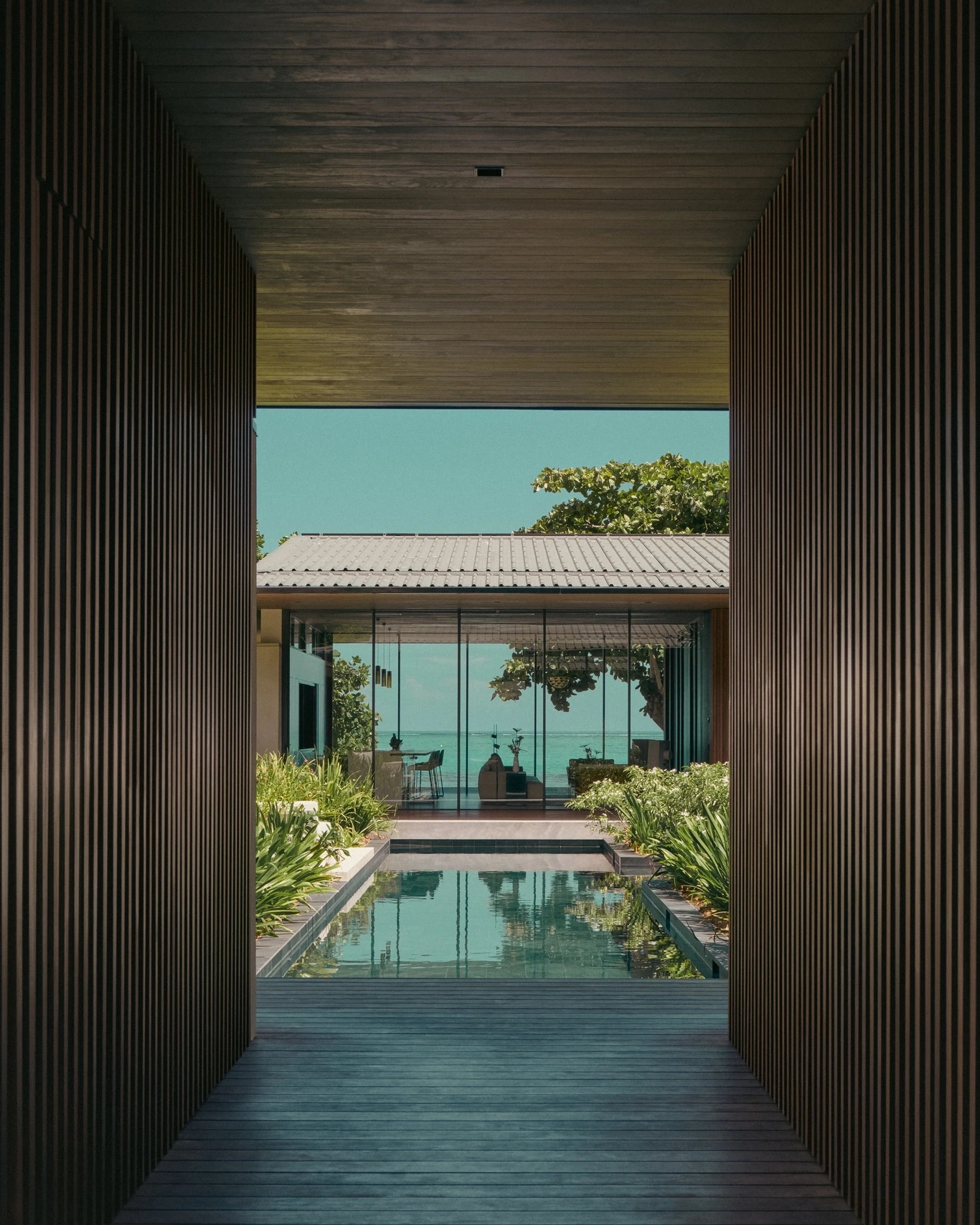 Un corredor de madera oscura. Al fondo, la laguna.
Como si la villa entera hubiera sido diseñada para que los ojos no pudieran posarse en ningún otro lugar.
En Villa Oro Paraoa, Moorea no es la vista: es la razón de ser de cada espacio.
Déjenos diseñar su estancia de excepción.
✦
A corridor of dark wood. At the end, the lagoon.
As if the entire villa had been designed so the eye could rest nowhere else.
At Villa Oro Paraoa, Moorea is not the view, it is the very reason each space exists.
Let us design your stay of exception.
📷 ©GuyMontagu-Pollock @oroparaoa
#MoemoeaTravel #PolinesiaFrancesa #FrenchPolynesia #Moorea #VillaOroParaoa #PrivateVilla #LuxuryVilla #IslandArchitecture #BespokeTravel #LoveTahiti #ExclusiveStay #PrivateParadise