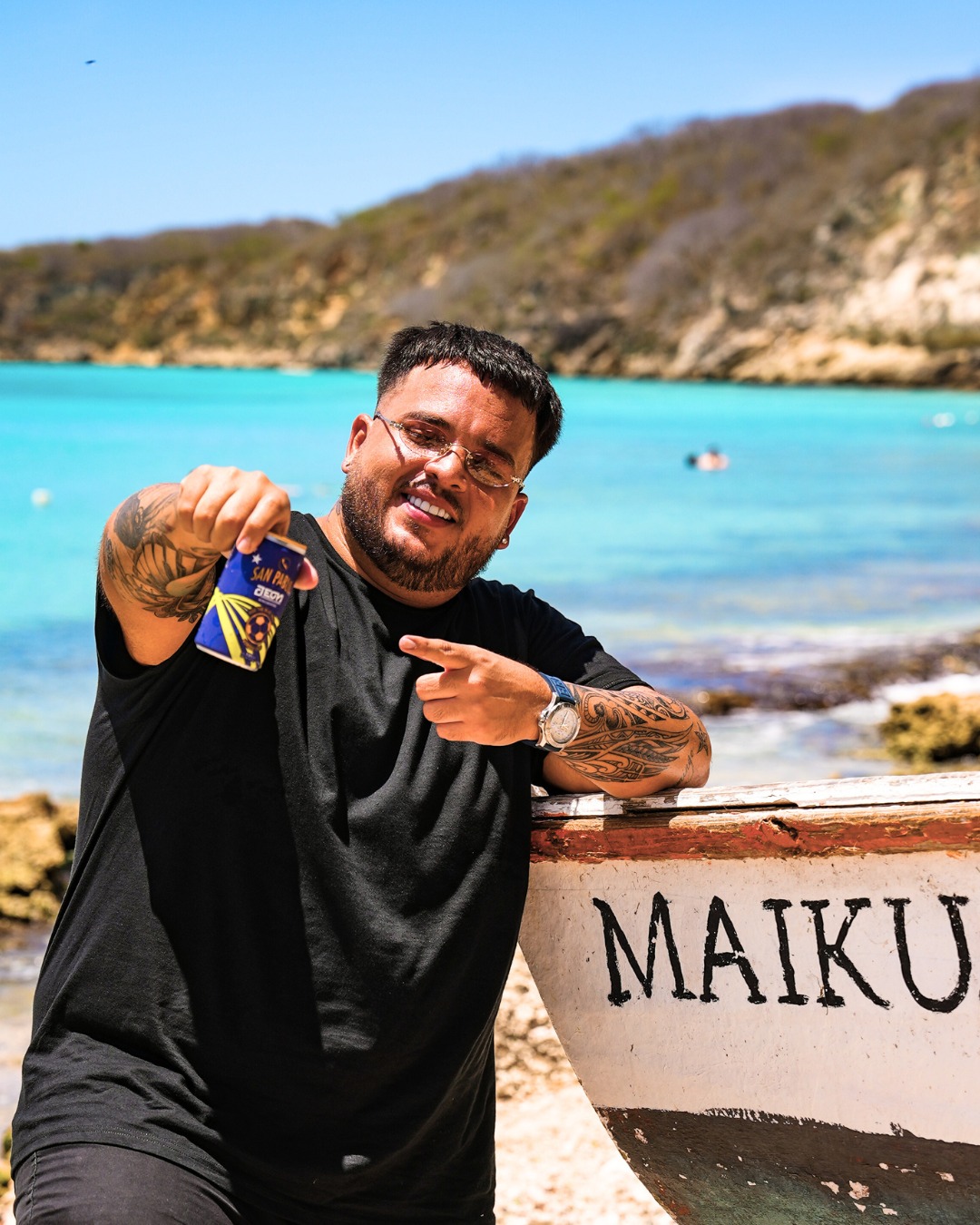 Kue bo bleki Blue Wave Rum Cocktail i prepará pa e wega. Let's go Kòrsou! 🇨🇼💙
-
Grab your Blue Wave Rum Cocktail and get ready for the match. New day, new energy. Let’s go Curaçao! 🇨🇼💙
