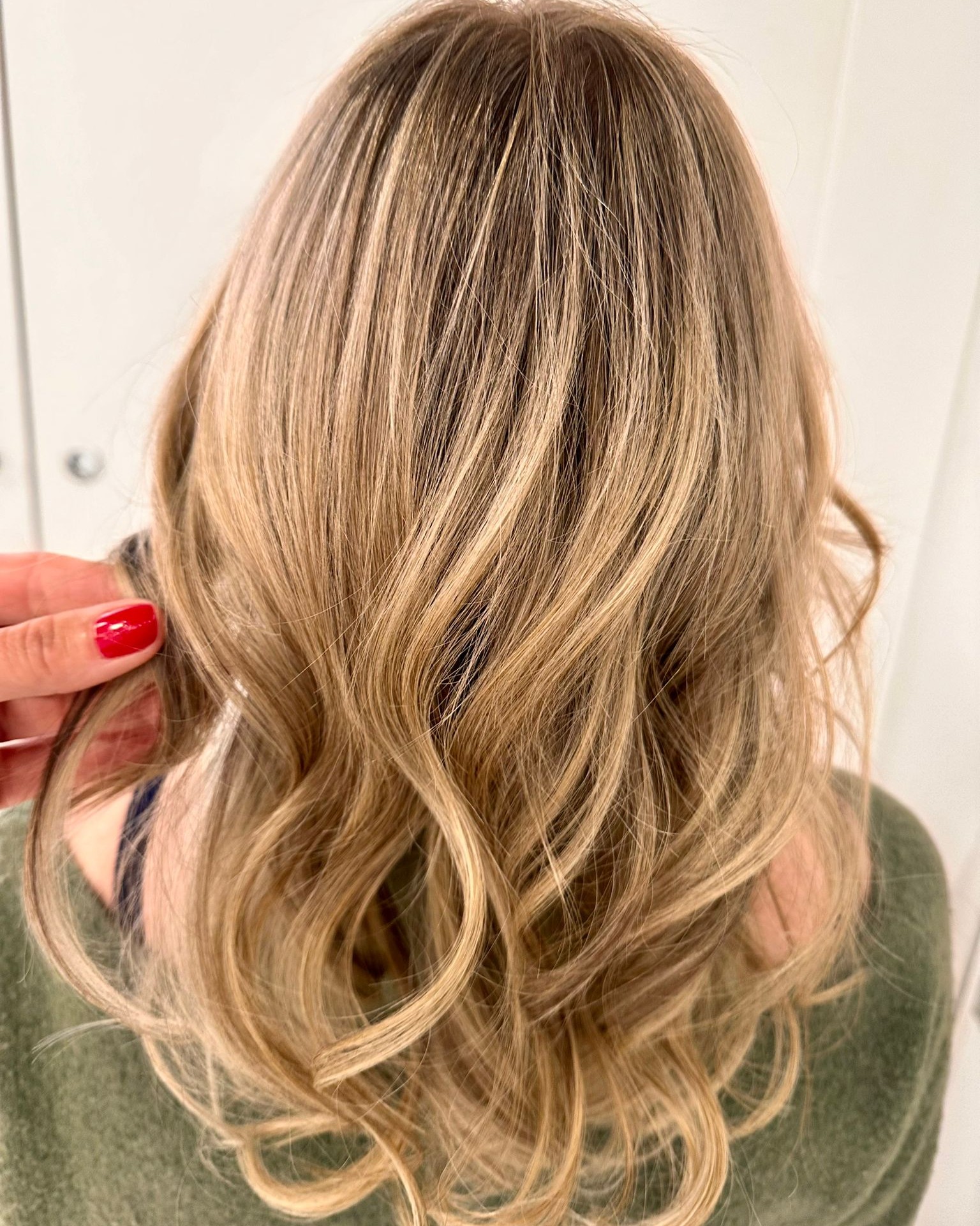 Natürlich schön. Zeitlos elegant.
Mit feinen, handgemalten Highlights entsteht ein sanfter Balayage-Look, der dem Haar mehr Tiefe, Dimension und Leuchtkraft verleiht. Die weichen Übergänge sorgen für ein besonders natürliches Ergebnis und wachsen harmonisch heraus.
Perfekt für alle, die sich einen gepflegten, unkomplizierten Blond-Look mit natürlicher Ausstrahlung wünschen.
Von Janine 🤍 Vereinbare jetzt Deinen persönlichen Beratungstermin bei unserem Farbexperten-Team.
#blackandwhitehairstyling #zürich
☎️ +41 44 363 66 00
📍 Stampfenbachstrasse 146 & 151, 8006 Zürich
🌐 www.blackandwhite.ch