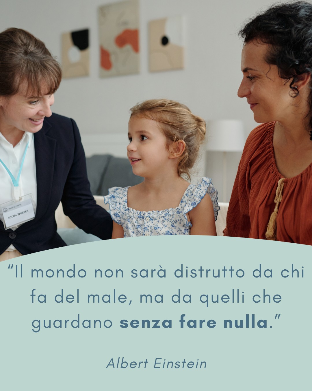 Quando un caso di cronaca coinvolge un bambino, spesso il dibattito pubblico cerca subito un colpevole.
E molto spesso, tra i primi bersagli, ci sono i servizi sociali. Si parla di “bambini portati via”, di “famiglie distrutte” , di interventi freddi, invasivi, ingiusti. Ma la realtà è molto più complessa.
I servizi sociali non esistono per punire le famiglie. Esistono per proteggere chi, da solo, non può proteggersi. Un bambino che vive paura, violenza, trascuratezza o abbandono non sempre riesce a chiedere aiuto. A volte non sa nemmeno dare un nome a quello che sta vivendo.
Per questo gli adulti hanno una responsabilità enorme. Se vediamo segnali evidenti di sofferenza, se percepiamo una situazione di rischio, se qualcosa ci fa pensare che un minore possa essere in pericolo, non possiamo limitarci a “non intrometterci”.
Intervenire non significa accusare. Non significa giudicare una famiglia. Non significa decidere al posto di un giudice. Significa chiedere che qualcuno verifichi. Significa attivare una rete di tutela.
Una segnalazione può proteggere un bambino. Ma può anche aiutare una famiglia fragile prima che tutto diventi irreparabile. Certo, ogni intervento deve essere fatto con attenzione, equilibrio e rispetto. Ogni famiglia ha diritto a essere ascoltata. Ogni genitore ha diritto a non essere condannato prima di essere compreso.
Ma un bambino ha diritto, prima di tutto, a essere visto. Demonizzare i servizi sociali può avere un effetto pericoloso: farci esitare proprio quando sarebbe necessario agire. Per paura di sbagliare. Per paura di esporsi. Per paura di “rovinare una famiglia”.
E così, a volte, restiamo immobili. Ma davanti alla sofferenza di un bambino, l’immobilità non è neutralità. È una scelta. Proteggere un bambino non significa distruggere una famiglia. Significa provare, quando possibile, a salvarla. E quando non è possibile, significa almeno salvare lui.
Se hai dubbi su una situazione che coinvolge un minore, chiedere aiuto a un professionista o rivolgersi agli organi competenti può fare la differenza. Il primo passo non è giudicare. È non ignorare.