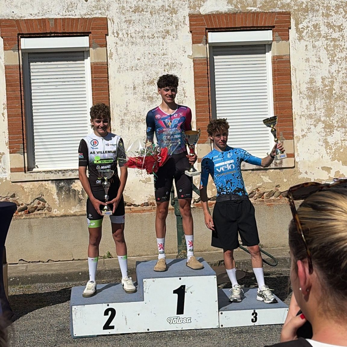 🏆 VICTOR PAINAUD, CHAMPION RÉGIONAL D'OCCITANIE !
Gers Cycling Développement Véranda et Verrière de France décroche le titre au terme d'une course de maître
Quelle journée pour le Gers Cycling ! 🔥
Nos mousquetaires étaient en mission : aller chercher le titre régional
Mission accomplie ! 💪
Dès la première échappée, forte d'une quinzaine de coureurs, nos couleurs étaient parfaitement représentées avec Romain Cazaux, Yassin Nekkache et Victor Painaud aux avant-postes.
Tour après tour, grâce à un énorme travail collectif de l'équipe, la course s'est durcie. À cinq tours de l'arrivée, l'échappée a fini par exploser. Ils ne sont alors plus que sept à pouvoir prétendre à la victoire, dont notre Victor.
À 800 mètres de la ligne d'arrivée, Victor lance une attaque tranchante. Personne ne parvient à le suivre !
Il s'envole seul vers la victoire et décroche avec panache son tout premier titre titre de Champion Régional d'Occitanie. 🥇
Une récompense magnifique, fruit d'un énorme travail d'équipe. Bravo à tous les coureurs et à l'encadrement ! 👏
Merci à nos partenaires fidèles et à tous ceux qui nous accompagnent au quotidien. 🙏
Dream Bigger! 🚴♂️ ⚔️ 🦁
#GersCycling #ChampionRegional #Occitanie #Cyclisme #DreamBigger @victor.pnd__
@crealudiffusion @eleclercauch @sosparebrisepluslislejourdain @ozarm_custom @21street_gaming @jomasport @groupamaoc @sonia.reflectin STSI GUIA @kcocafe @nvdp_bikefitting @tbrsportperformance MC3M @final__video SAS GEOFFRAY BISIAUX @teamnicemetropolecotedazur_