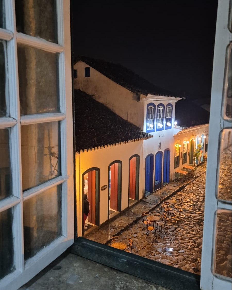 ✨ Em Paraty, a noite também tem seu charme!
Hospedando-se na Pousada Parque Imperial, você estará a poucos minutos de caminhada do Centro Histórico, onde lojas, bares, cafeterias e restaurantes ficam abertos todos os dias até às 23h.
Depois de um dia de passeio, aproveite para passear pelas ruas de pedra, experimentar a gastronomia local, fazer compras e curtir a atmosfera única da cidade, sem precisar tirar o carro da garagem. 🌙🍷🍽️
📍 Hospede-se no coração de Paraty e aproveite cada momento!
#PousadaParqueImperial #ParatyRJ #CentroHistoricoParaty #ParatyAVe #HospedagemEmParaty #FeriasEmParaty #GastronomiaParaty #TurismoParaty #VemPraParaty #NoiteEmParaty #ParatyBrasil #DescubraParaty #PousadaComCharme #ViagemPerfeita #TurismoRJ #CentroHistorico #PasseioNoturno #ViajarFazBem #ParatyEncanta #Paraty2026
