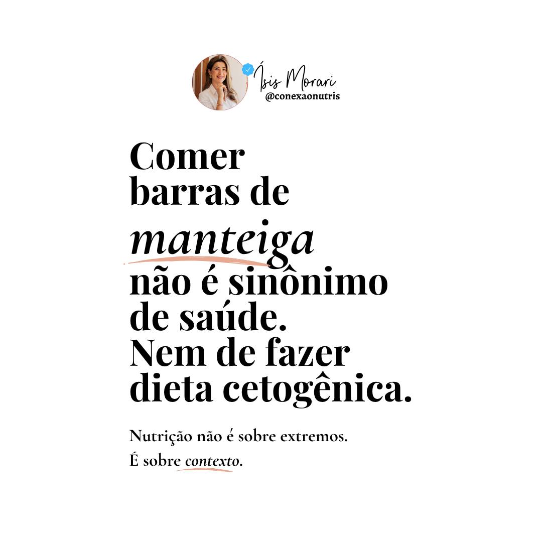 Se comer manteiga fosse a solução definitiva para emagrecer, nós já teríamos resolvido a obesidade há muito tempo.
Nos últimos dias, tenho recebido muitas pacientes querendo fazer dieta cetogênica depois que alguns perfis começaram a mostrar o consumo de barras inteiras de manteiga como se fosse picolé. 🍦
📌E não é! O consumo excessivo de gordura saturada está fortemente associado ao aumento do colesterol LDL e a processos inflamatórios vasculares, fatores que elevam o risco de aterosclerose e doenças cardiovasculares.
Dieta cetogênica não é sinônimo de excesso de gordura saturada.
Ela pode sim ser uma ferramenta terapêutica útil em situações específicas e também pode auxiliar algumas pessoas no emagrecimento e no controle glicêmico.
Mas existe uma grande diferença entre **seguir uma estratégia nutricional** e **transformar um alimento em símbolo de saúde**.
O que realmente importa?
🥑 Qualidade das gorduras consumidas;
🥦 Presença de alimentos minimamente processados;
📚 Decisões baseadas em evidências científicas;
🩺 Individualização e acompanhamento profissional.
Nem toda crítica à manteiga é terrorismo nutricional.
E nem toda defesa da manteiga é ciência.
No fim das contas, extremos costumam gerar mais visualizações do que resultados sustentáveis.
E sejamos sinceras: quem nunca parou para pensar "será que é isso que está faltando para eu emagrecer?" depois de ver uma recomendação radical na internet?
#dietacetogenica #nutricaobaseadaemevidencias #emagrecimentosaudavel #saudedamulher #conexaonutris