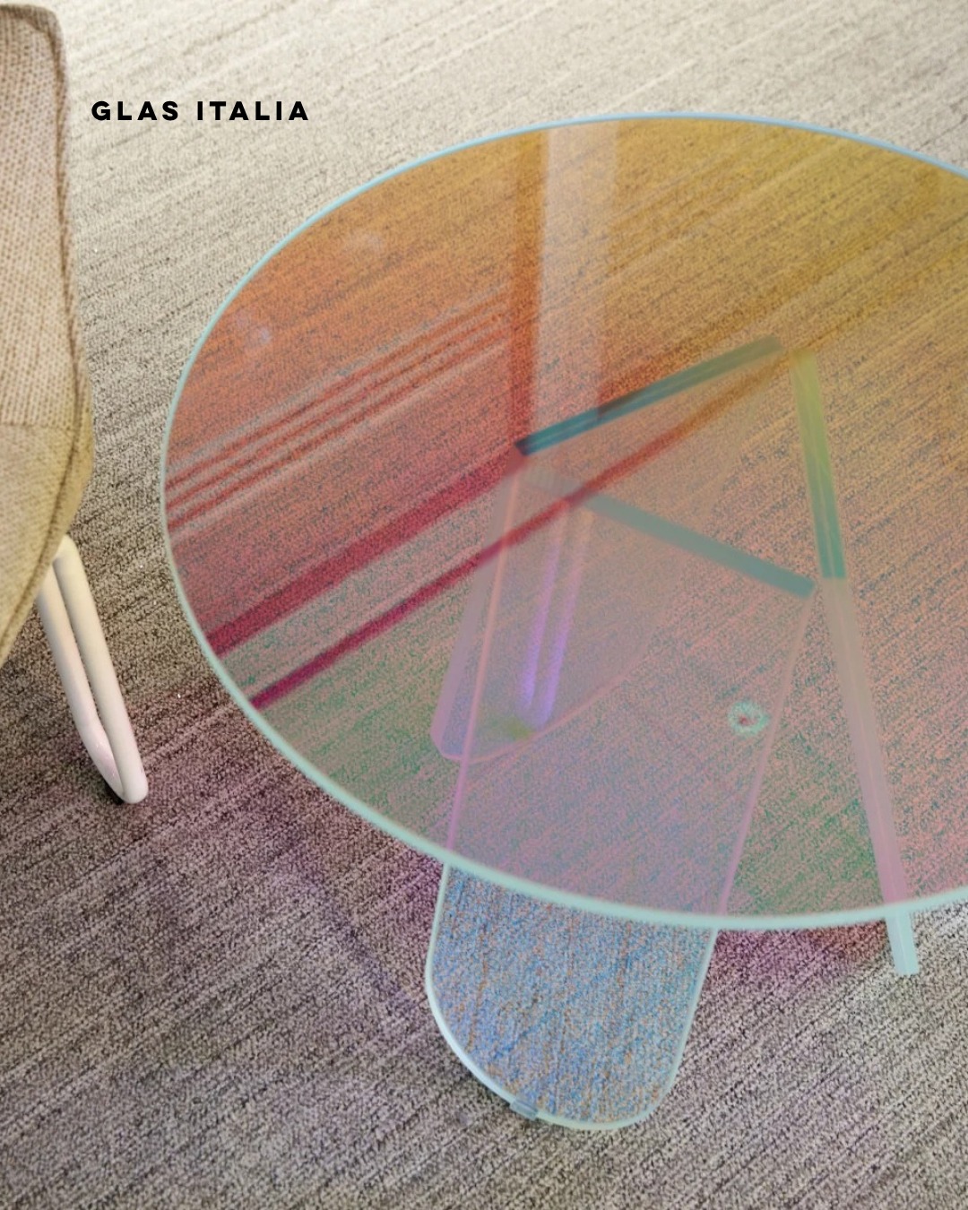 Em vidro laminado de acabamento iridescente, a mesa Shimmer transforma a luz em cor — um reflexo multicromático que muda consoante o ângulo da luz e o ponto de observação. 𝗦𝗲𝗹𝗲𝗰𝗶𝗼𝗻𝗮𝗱𝗮 𝗽𝗮𝗿𝗮 𝗼 𝗔𝗗𝗜 𝗗𝗲𝘀𝗶𝗴𝗻 𝗜𝗻𝗱𝗲𝘅 𝟮𝟬𝟭𝟱.
Assinada por Patricia Urquiola para a Glas Italia, a Shimmer faz dos objetos refletidos uma aparição quase mágica e etérea.
O seu segredo está na construção em vidro laminado e colado, com o efeito iridescente a percorrer toda a superfície. Disponível em mesas altas, mesas baixas e consolas — redondas ou retangulares —, com possibilidade de execução à medida.
Design by: @patricia_urquiola para a @glasitalia
Quer saber mais? Envie-nos mensagem privada ou visite design-minder.com
𝗘𝗡𝗚
In laminated glass with an iridescent finish, the Shimmer table turns light into colour — a multichromatic reflection that shifts with the angle of the light and the point of view. 𝗦𝗲𝗹𝗲𝗰𝘁𝗲𝗱 𝗳𝗼𝗿 𝘁𝗵𝗲 𝗔𝗗𝗜 𝗗𝗲𝘀𝗶𝗴𝗻 𝗜𝗻𝗱𝗲𝘅 𝟮𝟬𝟭𝟱.
Designed by Patricia Urquiola for Glas Italia, Shimmer gives reflected objects an almost magical, ethereal appearance.
Its secret lies in its laminated and glued glass construction, with the iridescent effect running across the entire surface. Available as high tables, low tables and consoles — round or rectangular — and made to measure.
Design by: Patricia Urquiola for Glas Italia
Would you like more information? Send us a private message or visit design-minder.com