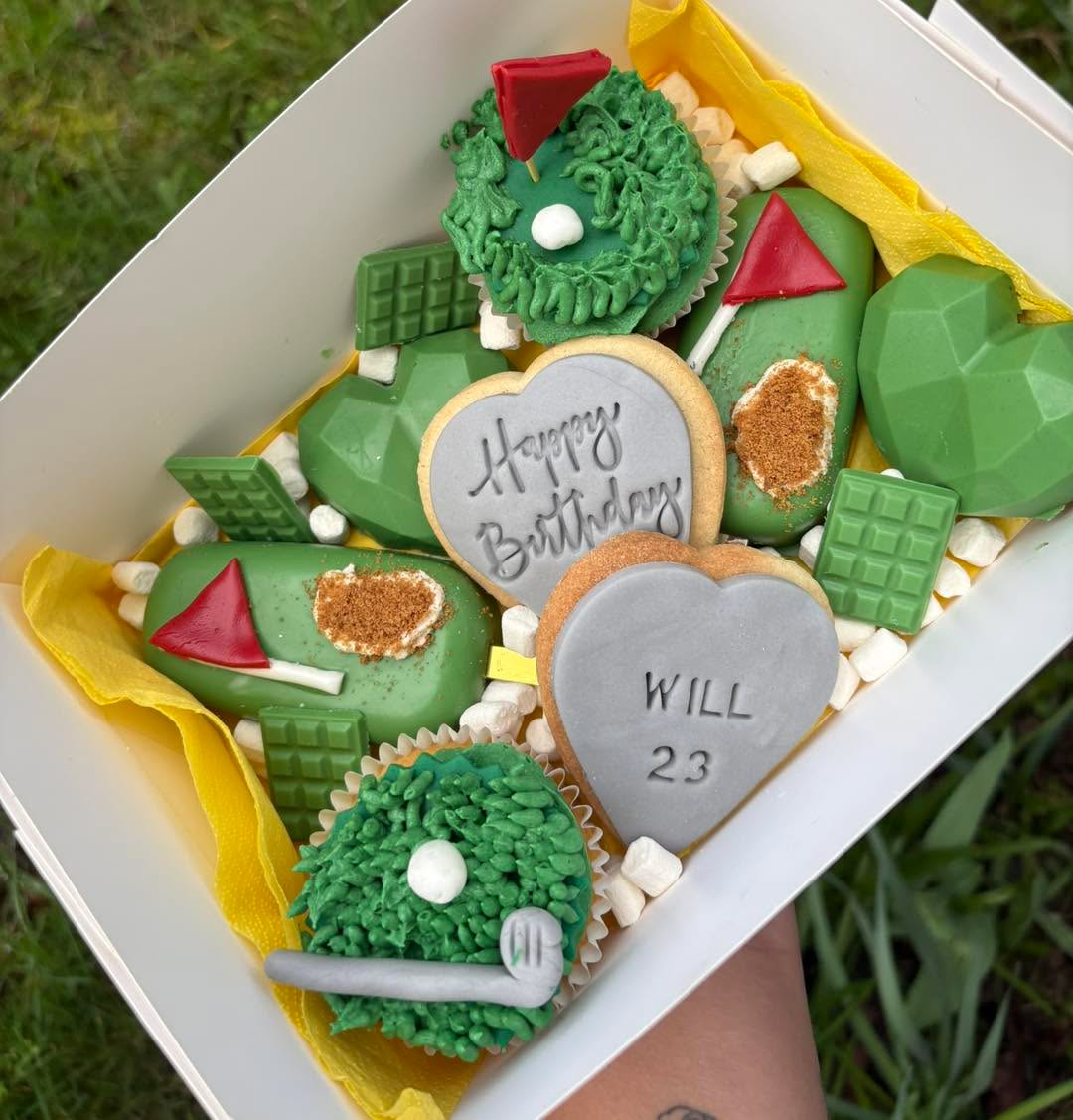 ⛳️💚 Tee-rific treats for a birthday celebration! This golf-inspired treat box was packed with handcrafted goodies, from geometric hearts and cakesicles to cupcakes and personalised cookies. The perfect sweet surprise for a golf lover!🏌️♂️✨
#GolfTreatBox #GolfBirthday #BirthdayTreats #CustomTreats #SweetBox #ChocolateCoveredTreats #Cakesicles #CupcakeLove #PersonalisedCookies #DessertBox #TreatBoxIdeas #GolfLover #BirthdayGiftIdeas #BakersOfInstagram #TreatsOfInstagram