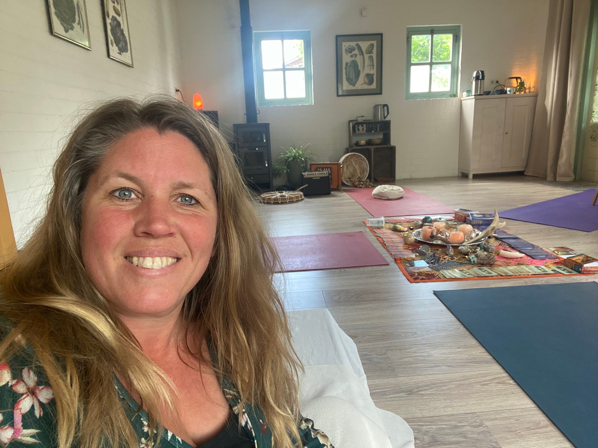 Vandaag en morgen weer een deel van het jaartraject “De Stem van de Oervrouw” geven bij de Oerbron in Chaam! 😍🎶🌹
Mijn volgende jaartraject zal in Midden Nederland plaatsvinden en heet “The Voice of The Earth” waarbij we in 9 maanden naar een concert toewerken wat geïnspireerd is door de natuur! Binnenkort meer … 😍🎶❤️🌈 ✨👌