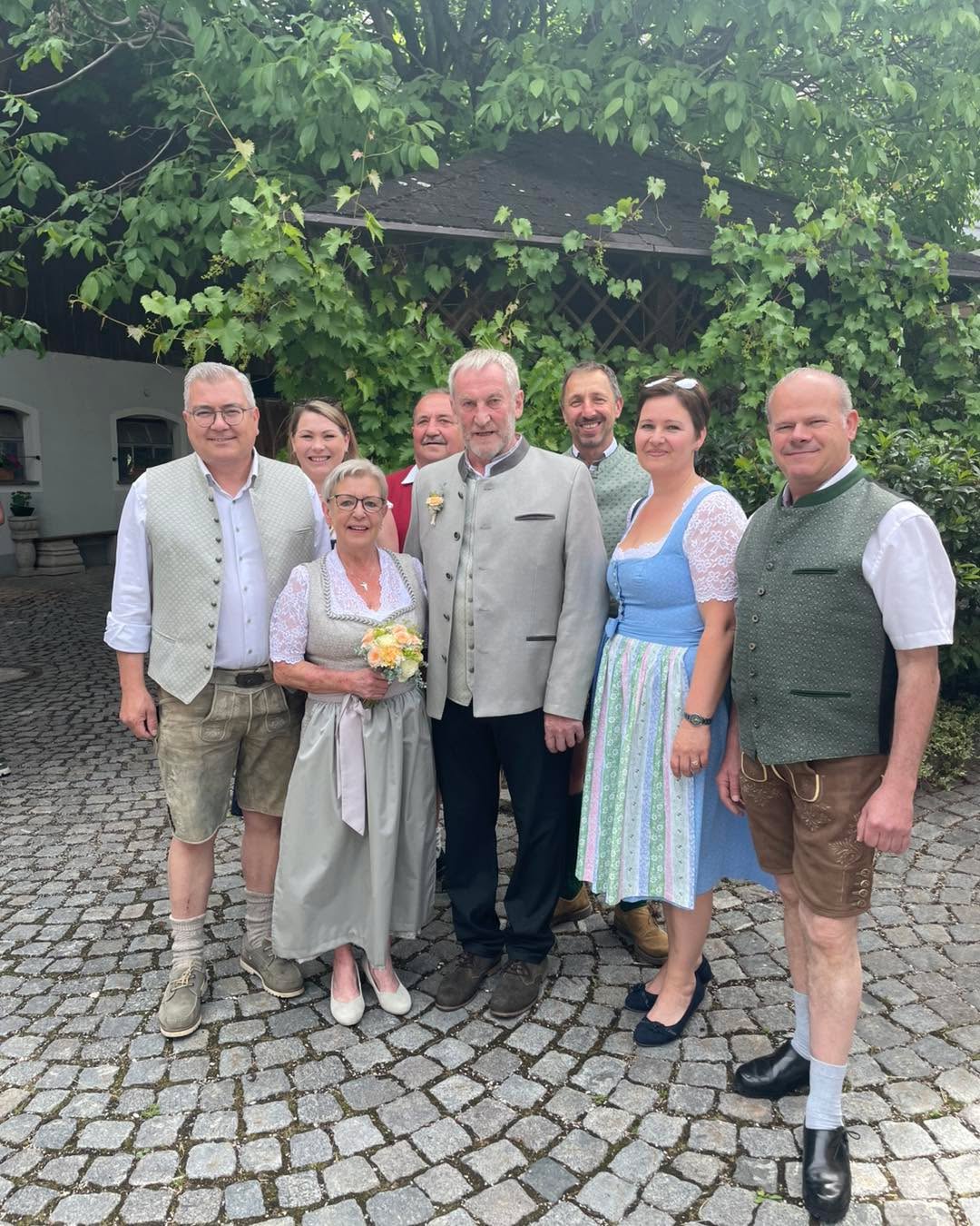 Am Samstag durften wir die Goldene Hochzeit von Gerti und Franz Medl mitfeiern. 💛
Wir gratulieren unserem ehemaligen Gemeindeparteiobmann und langjährigen Mitglied des Gemeindeparteivorstandes sowie seiner Gerti ganz herzlich zu diesem besonderen Jubiläum und wünschen ihnen für die Zukunft weiterhin viel Gesundheit, Glück und viele schöne gemeinsame Jahre.
Herzlichen Glückwunsch zur Goldenen Hochzeit! 🥂✨