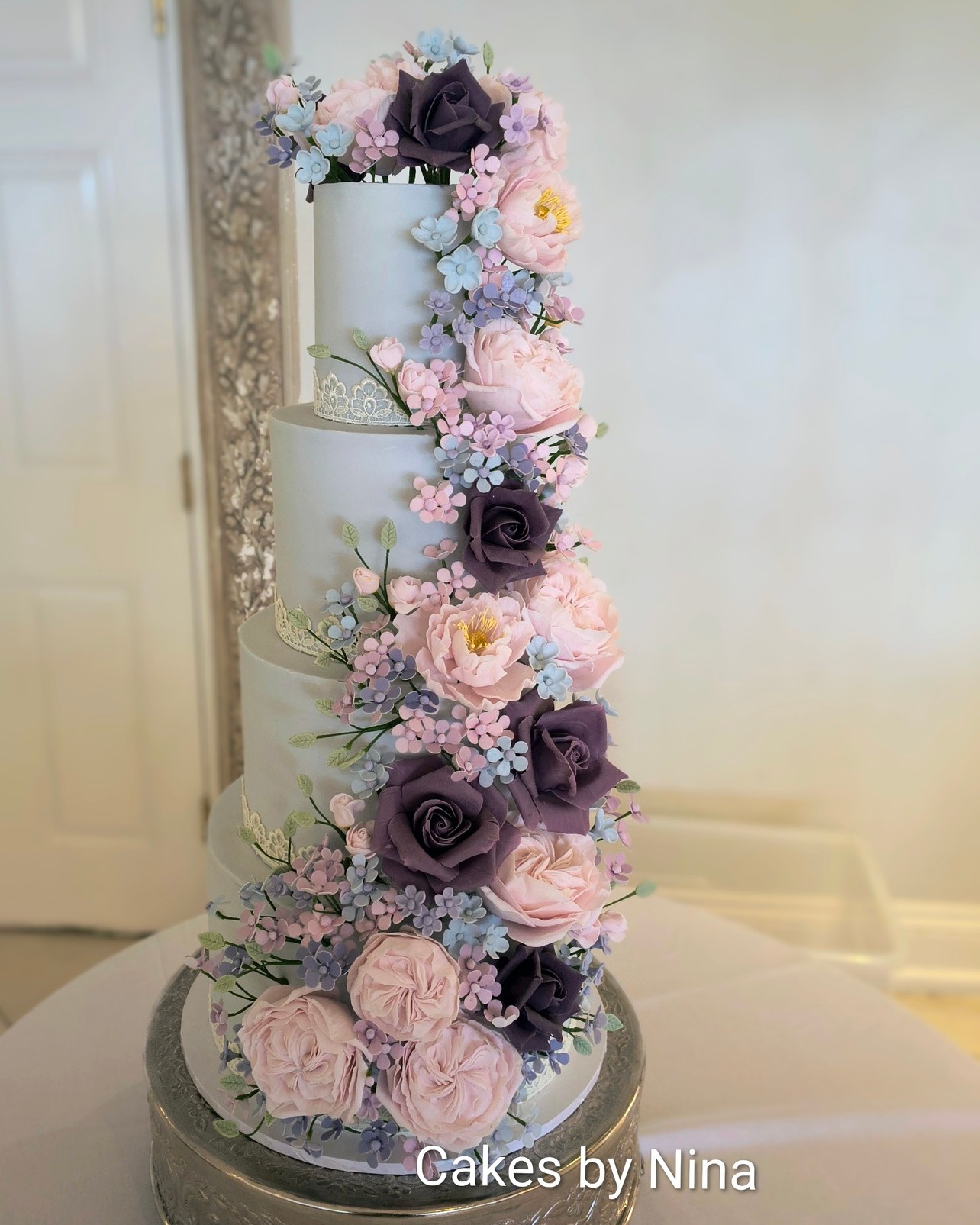 It was an absolute pleasure to create this dusky blue cake with over 200 handmade flowers in such a gorgeous colour palette, for a stunning wedding yesterday @froyleparkcountryestate - wishing you both every happiness together - all the best Nina.
#cakesbyninacamberley #weddingcakes #sugarflowers