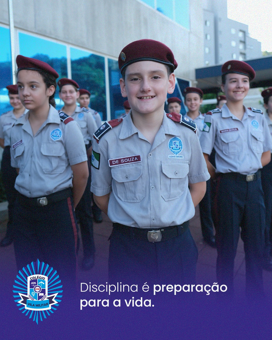 Disciplina é desenvolver hábitos que ajudam crianças e jovens a crescer com responsabilidade, organização e propósito.
A disciplina ensina a cumprir compromissos, respeitar limites, administrar o tempo e compreender que resultados são construídos através da constância.
No CVM, a metodologia militar faz parte desse processo de formação. Ela ajuda nossos alunos a desenvolver competências que serão importantes não apenas na escola, mas em todas as áreas da vida.
Porque o verdadeiro objetivo da educação não é apenas ensinar conteúdos, é preparar pessoas para tomar boas decisões, enfrentar desafios e construir um futuro sólido.
#CVMVidaEEnsino #DisciplinaParaAVida #MetodologiaMilitar #EducaçãoComPropósito #FormaçãoDeCaráter #CVM