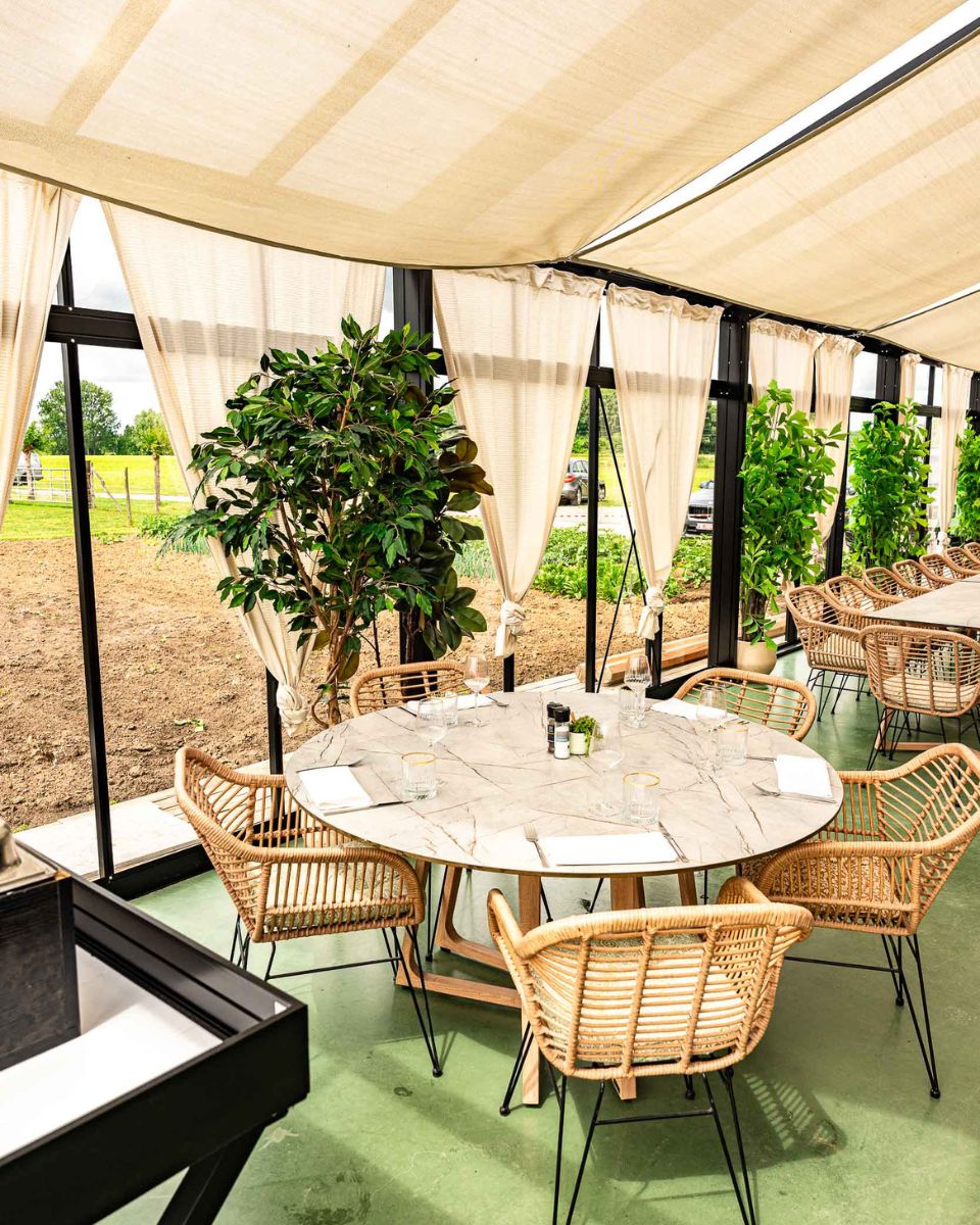 Iets te vieren? 🥳 Onze vernieuwde serre wordt de plek voor de leukste verjaardagsfeestjes! Binnenkort geniet je hier van alle gezelligheid, weer of geen weer. 🎈
Plan je feestje alvast via https://www.weidegeluk.be/feestformules