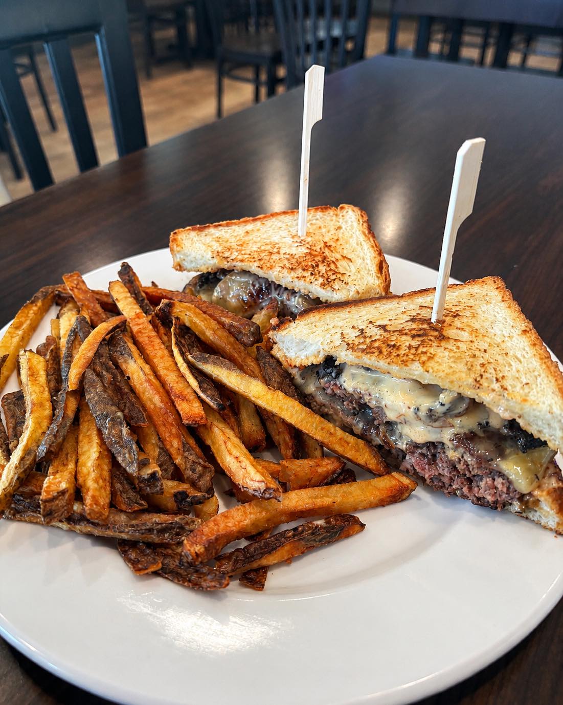🚨Burger of the Week : The SD Patty Melt - topped with white cheddar, beer braised onions, sautéed mushrooms & 1,000 island all between Texas Toast! Get it while you can.