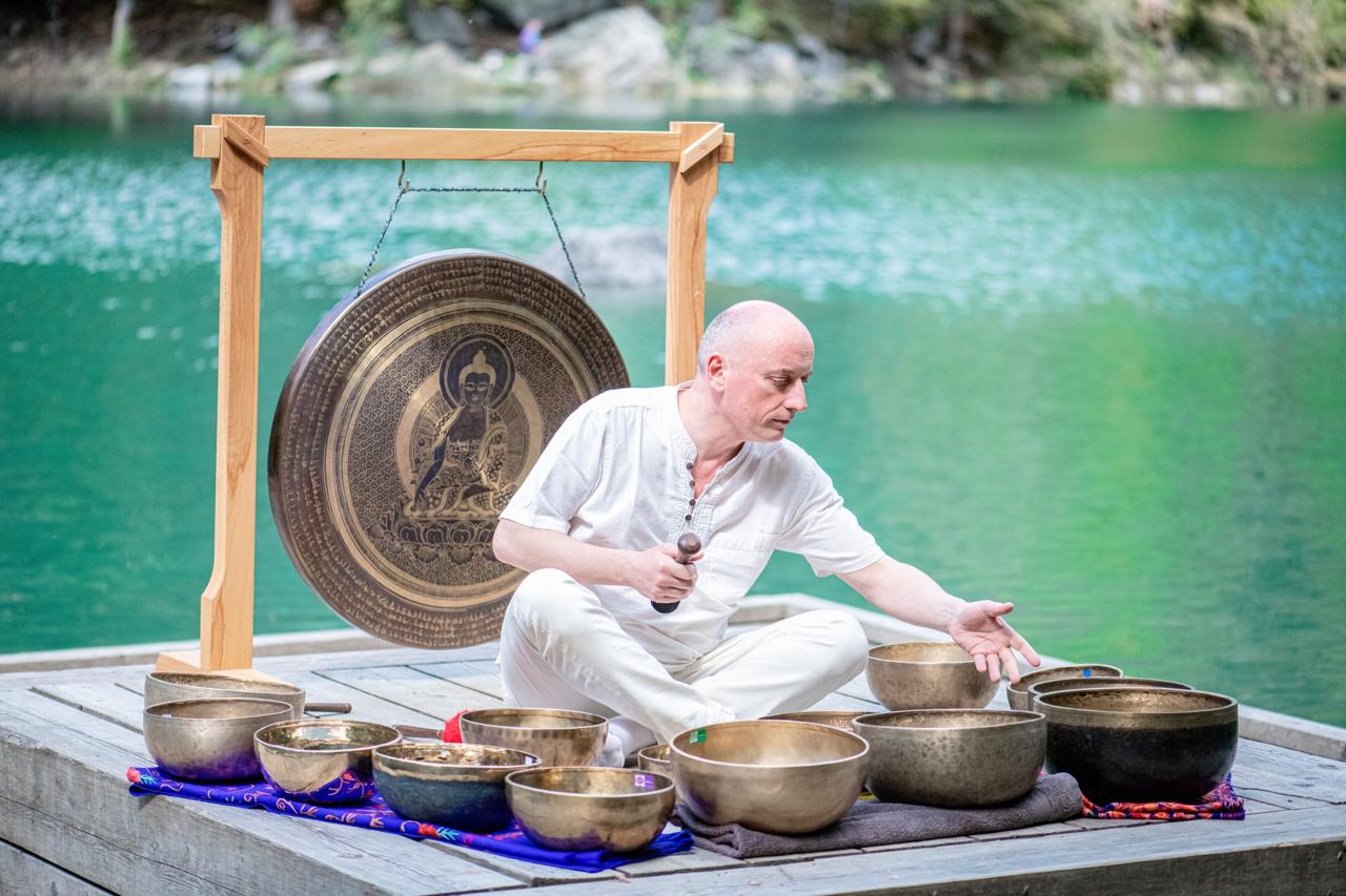 Les Trésors d'Oddiyana sont nés d'un rêve.
Un rêve nourri par des années de voyages, de rencontres, d'études et de passion pour les traditions de l'Himalaya, les arts sacrés tibétains et le pouvoir du son.
Petit à petit, ce rêve a pris forme.
Un bol chantant après l'autre.
Une rencontre après l'autre.
Un livre.
Un voyage.
Une transmission.
Puis un lieu est né, ici, à Briare.
Un lieu pensé non comme un simple magasin ou un centre de formation, mais comme un espace de rencontre, de partage, d'exposition et de découverte.
Un lieu où l'on peut prendre le temps.
Le temps d'apprendre.
Le temps d'écouter.
Le temps d'échanger.
Le temps, parfois, de ralentir.
Au fil des années, des centaines de personnes ont franchi cette porte.
Certaines sont venues par curiosité.
D'autres cherchaient simplement un peu de calme.
Et beaucoup sont devenues des compagnons de route.
Aujourd'hui, en regardant le chemin parcouru, nous ressentons surtout une immense gratitude.
Car au fond, Les Trésors d'Oddiyana n'ont jamais été seulement un lieu.
C'est une aventure humaine.
Et cette histoire continue de s'écrire.
Avec vous. 🙏