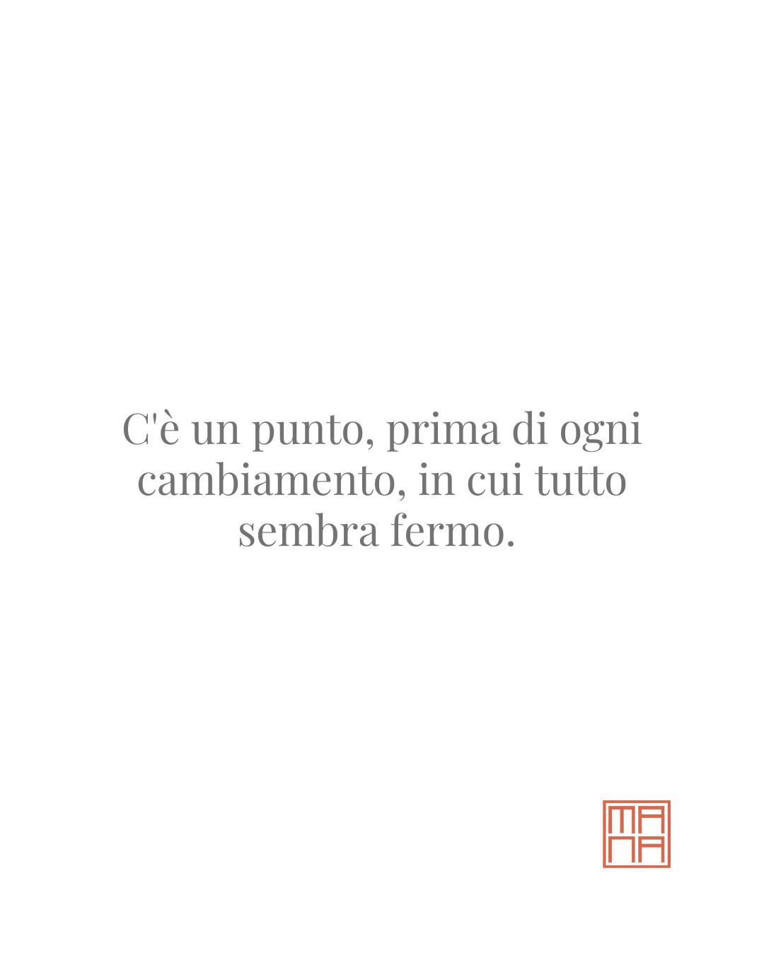 C'è una cosa che mi affascina del solstizio. Il sole arriva al punto più alto e poi, per un istante invisibile a occhio nudo, resta in equilibrio prima di iniziare la discesa. Gli antichi lo sentivano così potente da fermarsi anche loro, in quel giorno, per stare dentro quel punto invece di lasciarlo correre via come tutti gli altri.
Penso che i nostri momenti di culmine meritino la stessa attenzione. E penso anche che siano quelli che fuggiamo più in fretta, perché restarci dentro fa paura quasi quanto il cambiamento che promettono.
Per questo ho scritto una visualizzazione che non ho mai fatto prima. Serve a stare bene proprio lì, nel punto in cui sei adesso, qualunque cosa stia per girare nella tua vita in questo momento.
La facciamo insieme domenica sera, online, nella notte più luminosa dell'anno. E quella sera ti regalo anche la mia nuova meditazione audio, Ciò che Sai da Sempre, che dal giorno dopo sarà in vendita ma che tu riceverai prima, in dono, semplicemente per essere lì.
Domenica 21 giugno, ore 21.
Il link per iscriverti è in bio oppure su www.filippomanassero.it