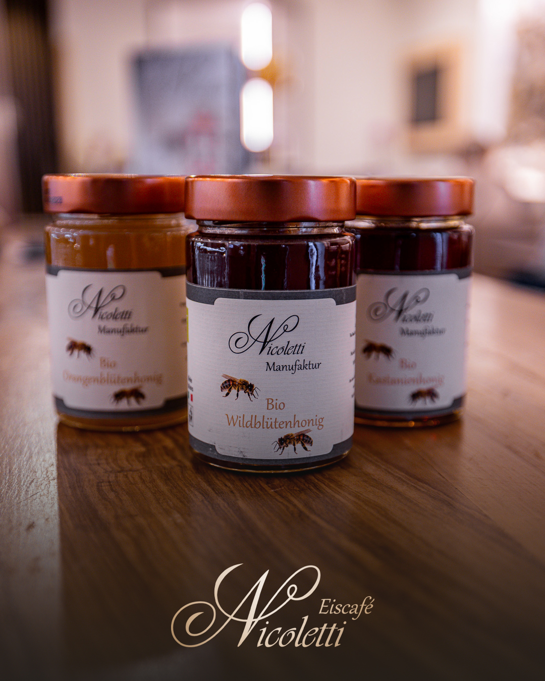 🍯 Neu bei uns im Shop und direkt vor Ort im Eiscafé Nicoletti! 🇮🇹
Entdeckt unsere hochwertigen Bio-Honige aus Italien – voller natürlicher Aromen und mediterraner Vielfalt:
🍊 Orangenhonig
Mild, blumig und fruchtig mit feinen Noten von Vanille und Bienenwachs. Perfekt zum Frühstück, im Kaffee als natürlicher Zuckerersatz oder zu würzigem Käse.
🌰 Kastanienhonig
Der traditionelle Honig aus dem Cilento mit intensivem Aroma und kräftigem Geschmack. Ideal zu Käse, Desserts und Gebäck. Besonders geschätzt für seine natürlichen wertvollen Inhaltsstoffe.
🌼 Wildblütenhonig
Ein harmonischer Honig mit dem Duft der mediterranen Flora und einer feinen Fruchtnote. Köstlich zu Käse, Salaten, Obst oder als gesunder Begleiter zum Frühstück.
Kommt vorbei und probiert die süße Vielfalt Italiens – jetzt erhältlich im Eiscafé Nicoletti! 🇮🇹✨
www.eiscafe-nicoletti.de/category/all-products
#EiscafeNicoletti #BioHonig #HonigGenuss #Konstanz #ItalienischeSpezialitäten