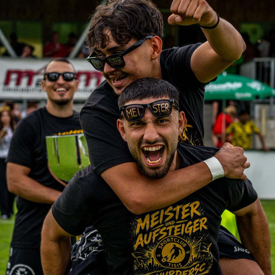💛🖤 Wir können es immer noch nicht glauben – wir sind Meister! 💛🖤
Danke an @bydario.jpg für die tollen Bilder ❤️