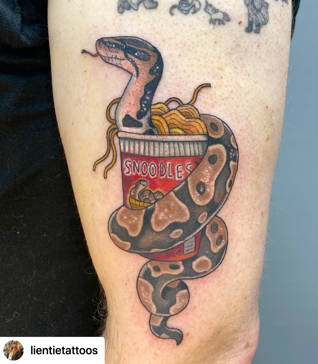 @lientietattoos A fun couple of tattoos for my good friends, of their snakes Danger and Noodle! I didnāt know snakes could be so chill and friendly til meeting Noodle, shes a lovely creature. They really do have their own little personalities, so it was fun to design these tattoos to reflect them.