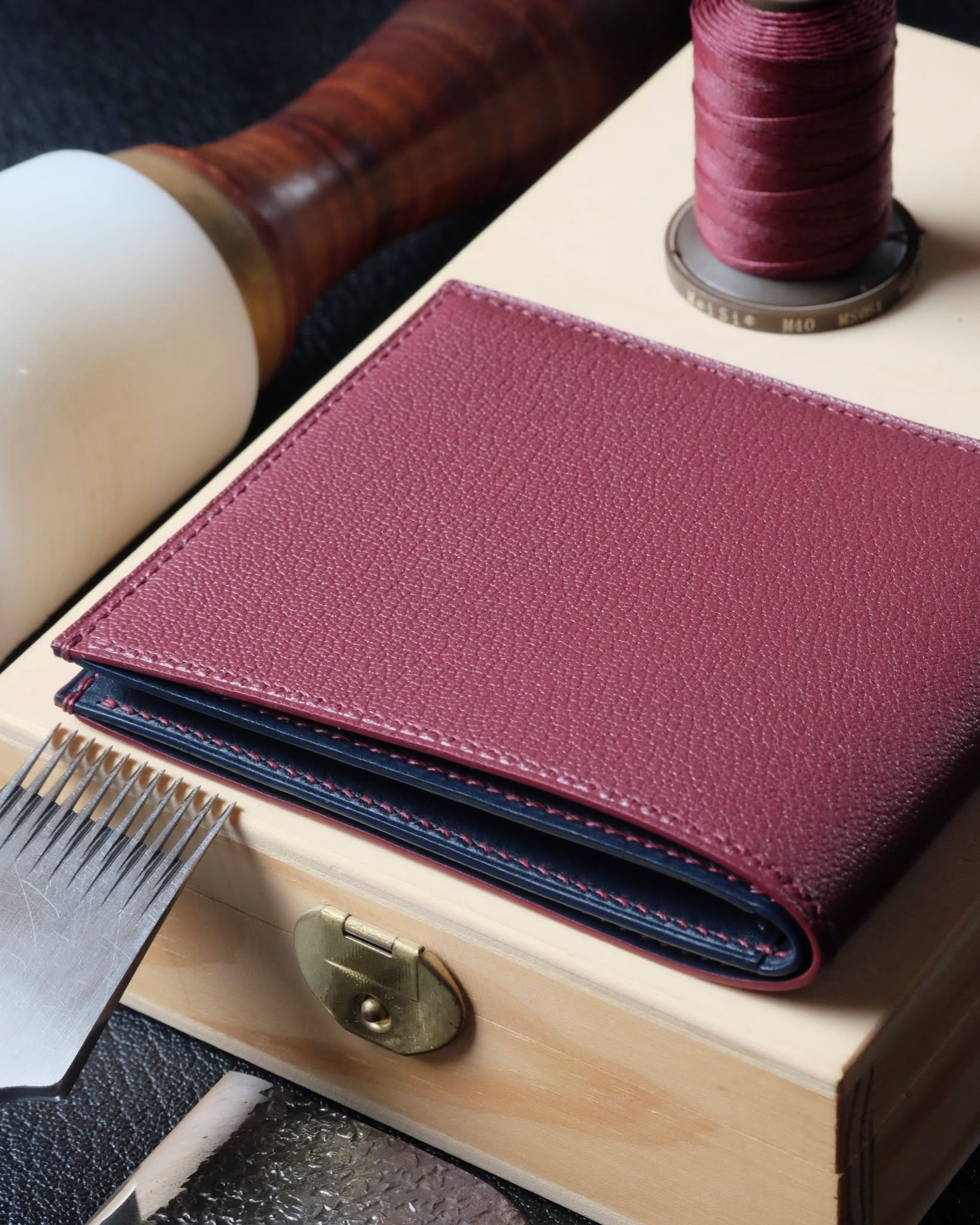 🇧🇪🖐🏻 Handmade in Belgium
•
Portefeuille no. 30 entièrement fait main et cousu main en cuir de chèvre bordeaux, intérieur en cuir de veau lisse Baranil marine, fil de lin burgundy, peinture des bords bordeaux et initiales en or véritable 22k.
•
#atelierdecoster #decoster #artisan #handmade #handstiched #handmadeinbelgium #madeinbelgium
•
#handmadewallet #bespokewallet #customwallet #handmadeleatherwallet
•
#goatleather #frenchgoatleather #sullyleather #sullygoatleather