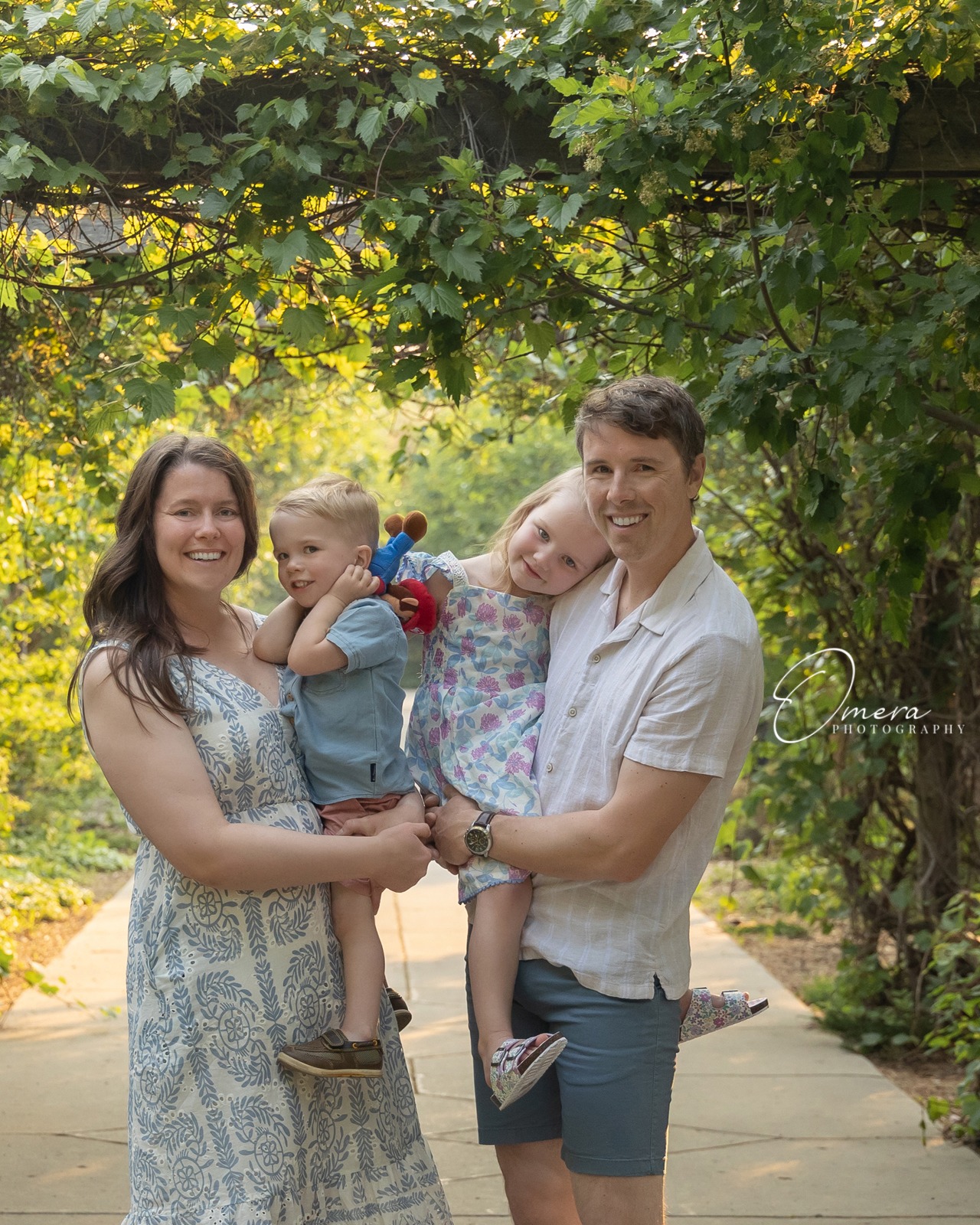 I don't need to have thousands of new clients as long as I have the returning ones who are this awesome 💕
My favourite thing about photographing families is just capturing kids being kids! Sometimes we get the perfect "say cheese" photos, and sometimes we get some really fun candids. And in my opinion, the best sessions contain a mix!