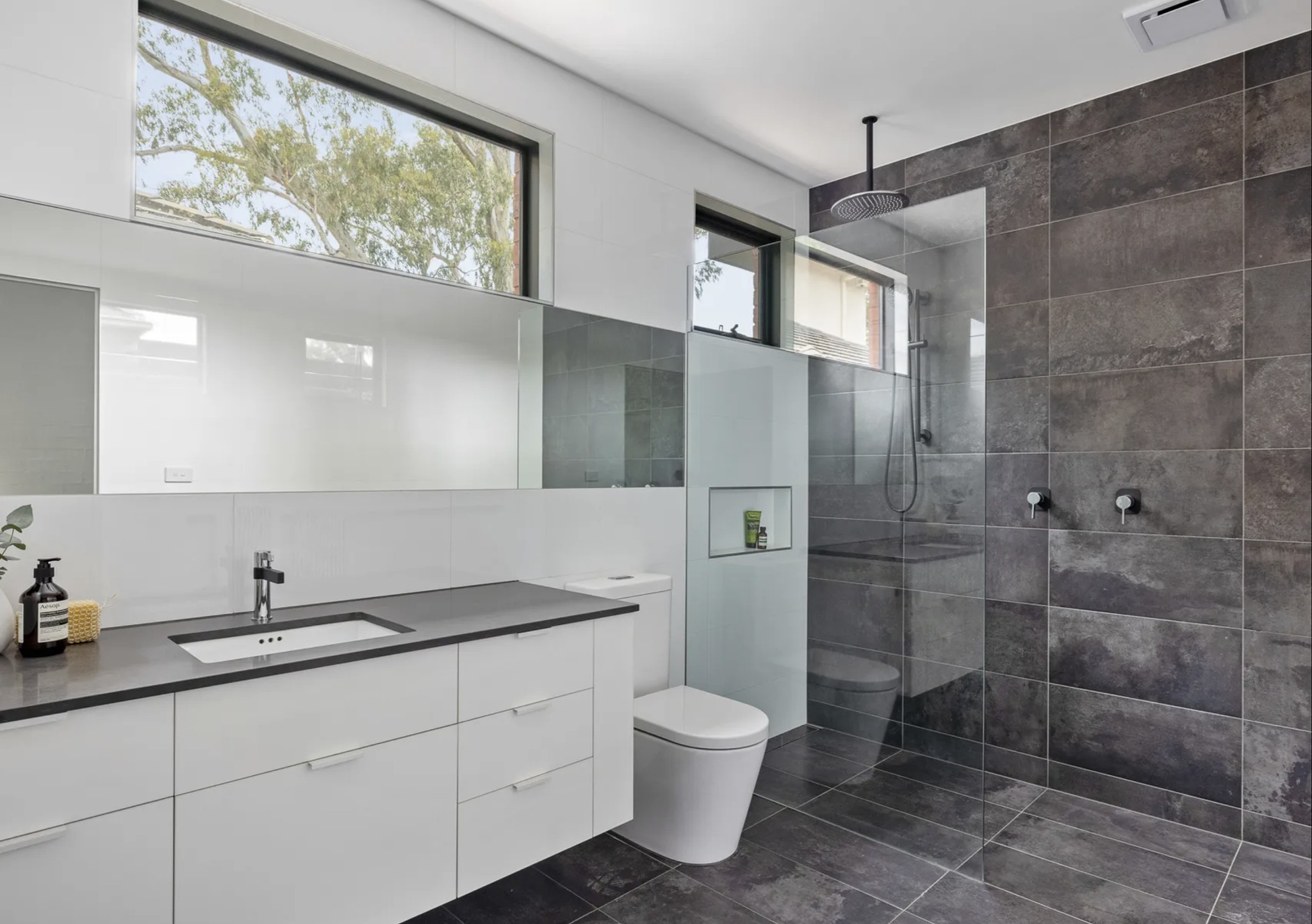 Does your bathroom need a fresh new look? Check out our product range and great prices.
#ShowerScreenDesign #ShowerScreenIdeas #MelbourneShowerScreensOnline